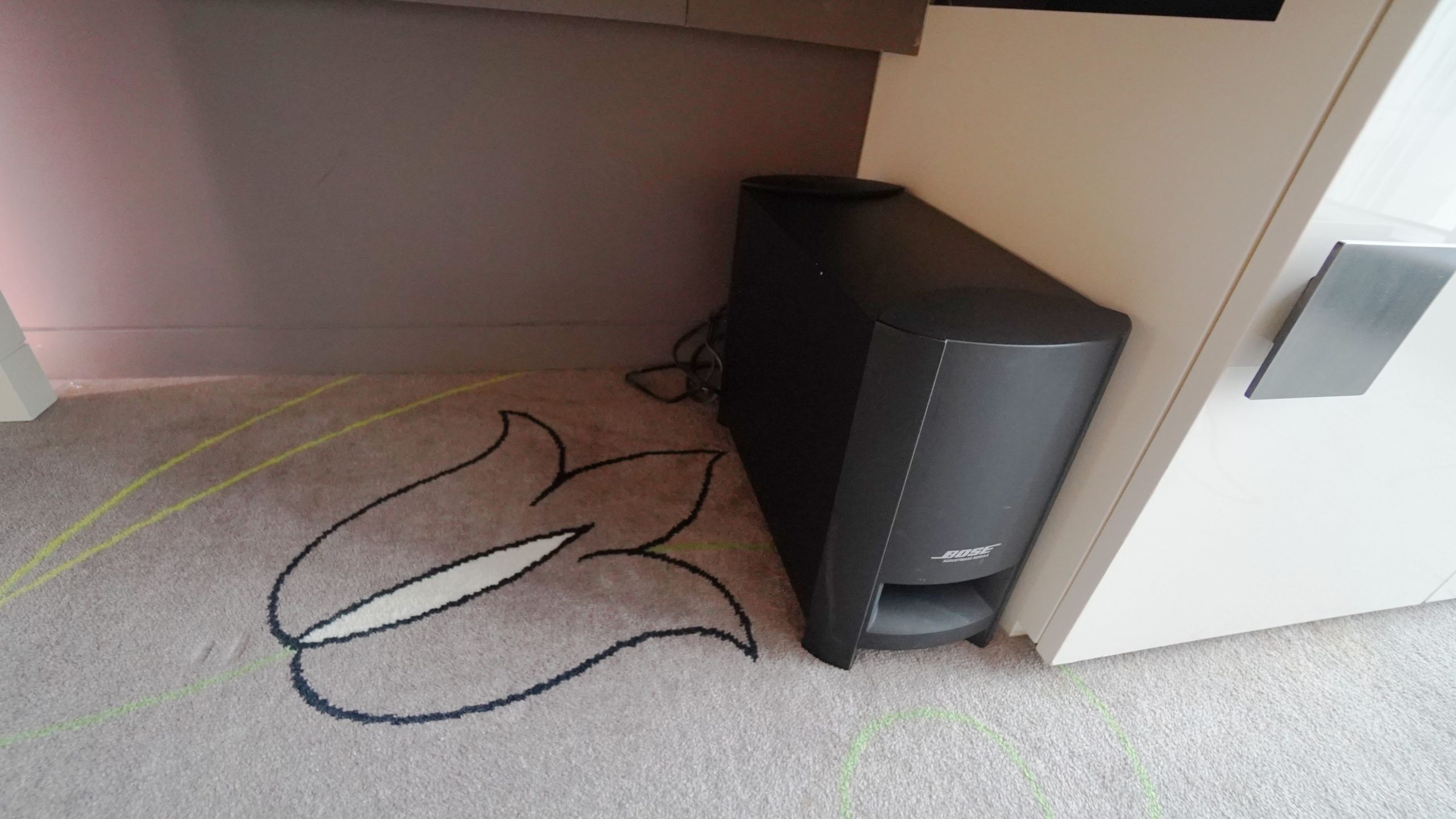 家庭音響系統Bose CineMate，這也是高檔飯店少見的配備 這是低音喇叭 現在的售價是一萬上下，但十年前應該更貴