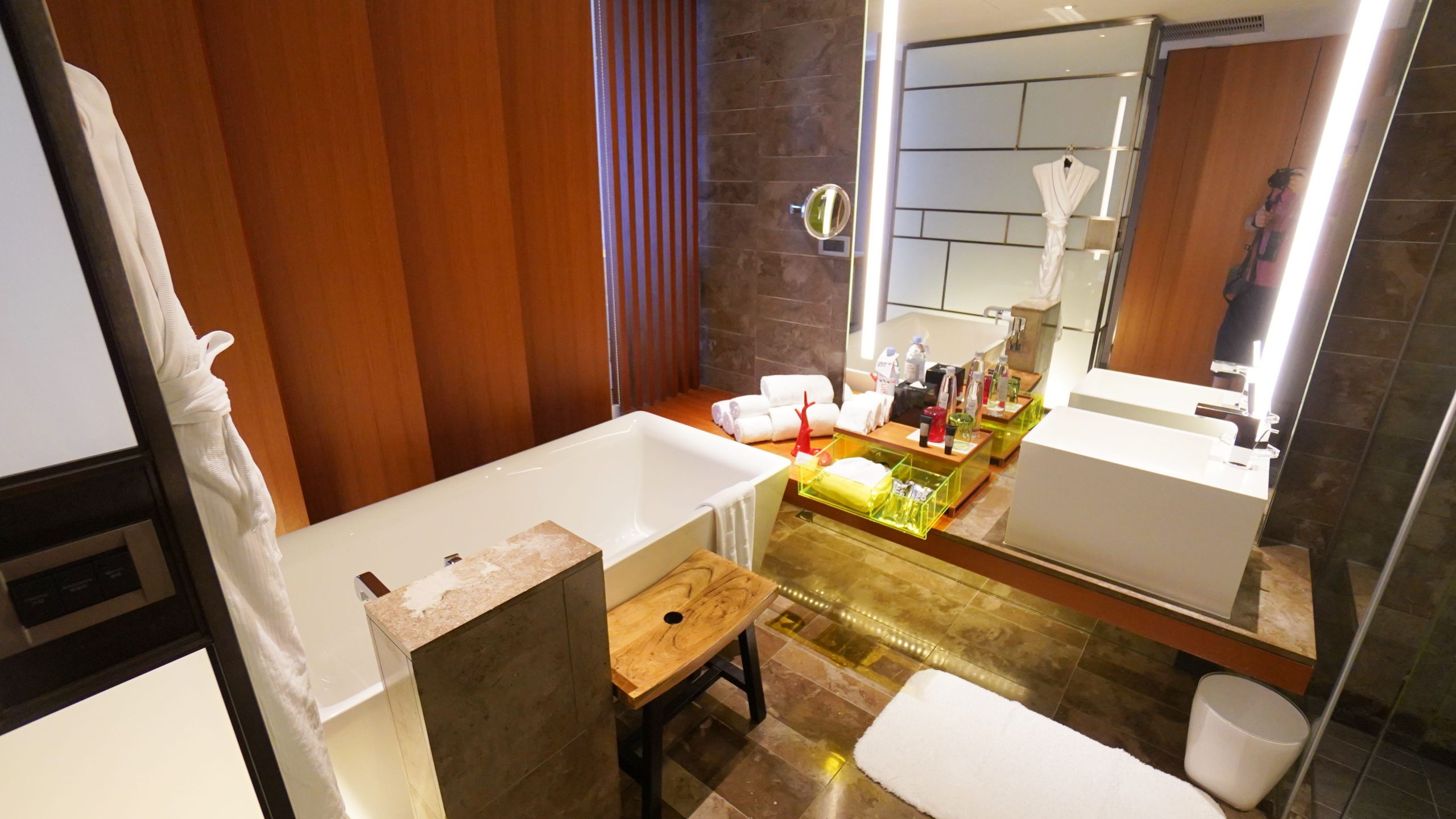 台北 W HOTEL 白日夢專案 到飯店吃飽喝足 直接送4000餐飲額度：浴室