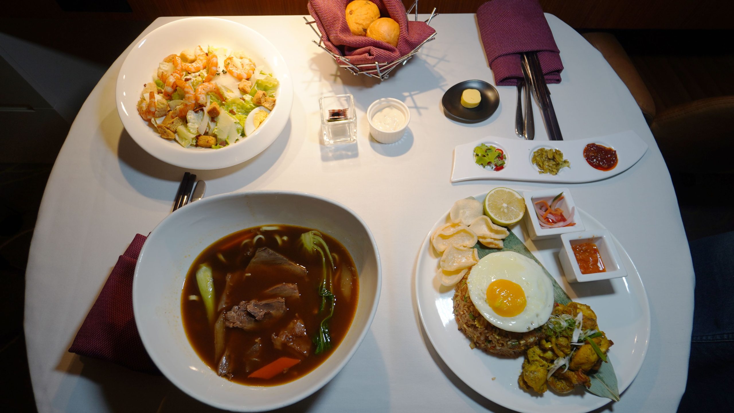 這是我們點過來的餐點，牛肉麵、印尼炒飯、凱撒沙拉、可以看到這才是正統標準的客房服務的標準因為疫情的關係胡椒跟鹽改成了隨手小包，原本應該會鹽罐跟胡椒罐