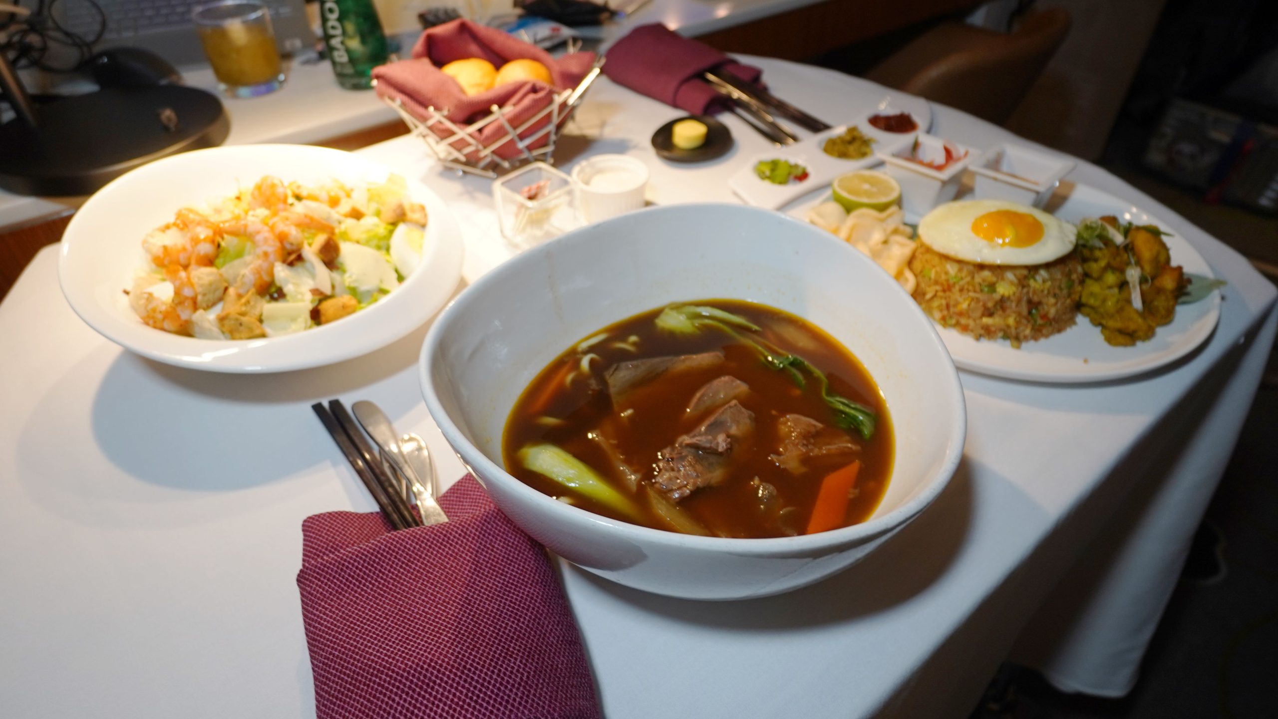 台北 W HOTEL 白日夢專案 到飯店吃飽喝足 直接送4000餐飲額度：IN ROOM DINING 客房餐飲服務