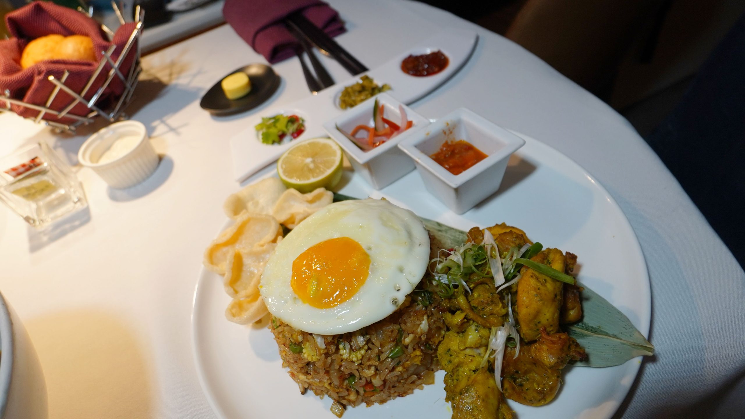 台北 W HOTEL 白日夢專案 到飯店吃飽喝足 直接送4000餐飲額度：IN ROOM DINING 客房餐飲服務