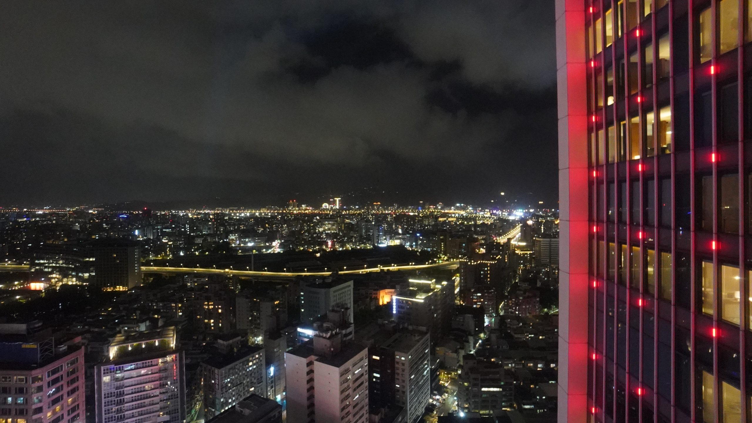 台北 W HOTEL 白日夢專案 到飯店吃飽喝足 直接送4000餐飲額度：景色