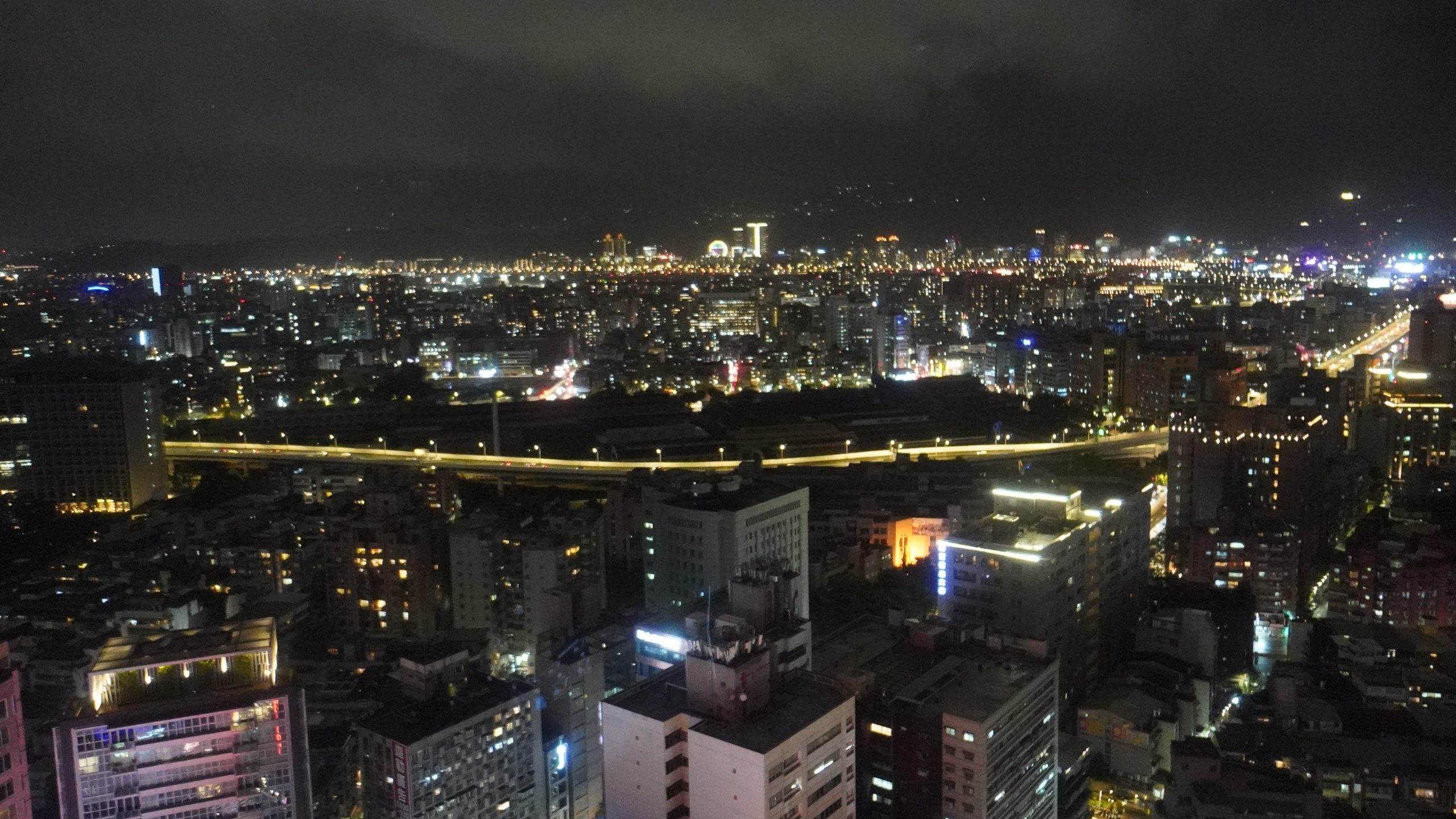 台北 W HOTEL 白日夢專案 到飯店吃飽喝足 直接送4000餐飲額度：景色