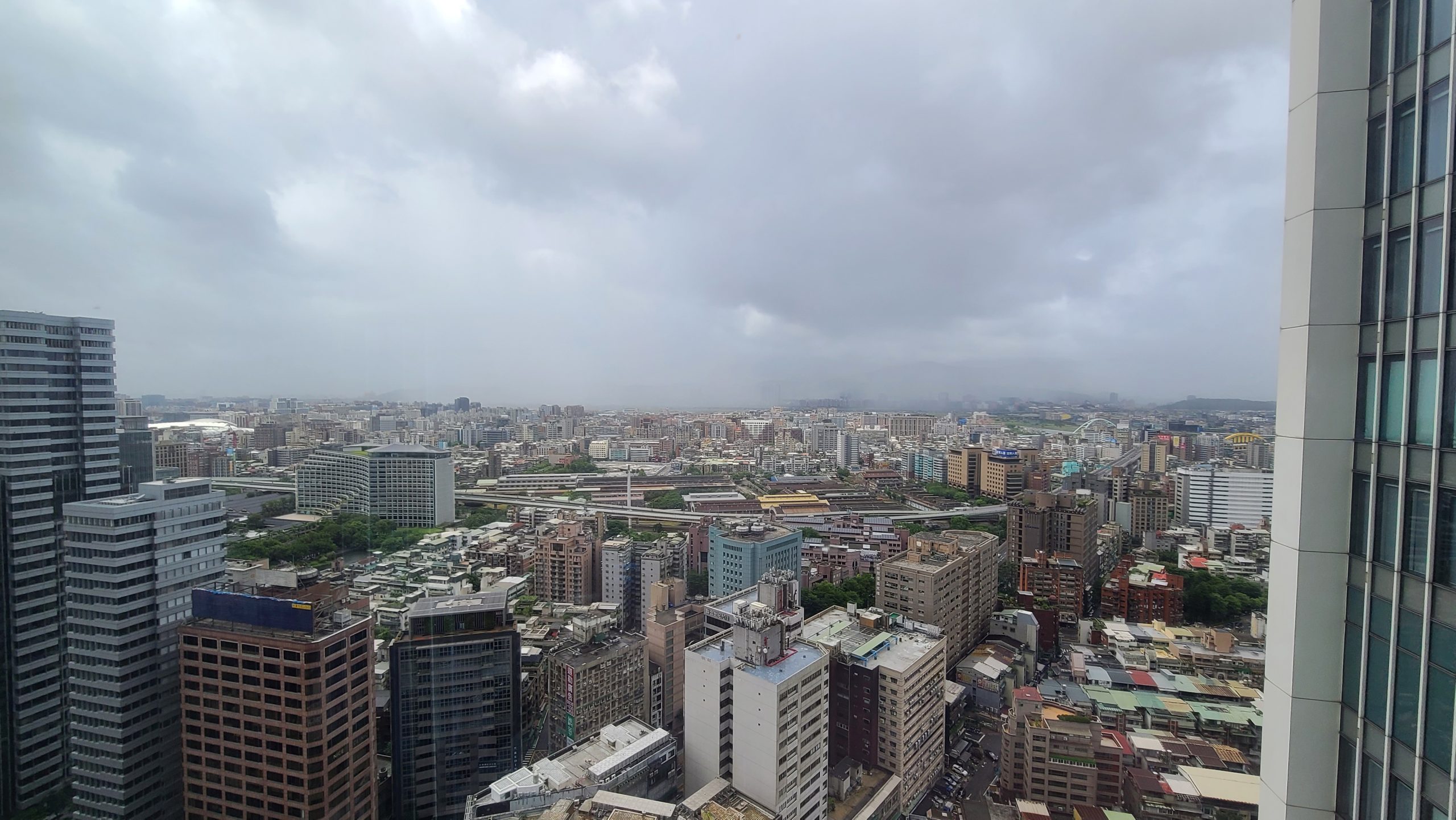 因為颱風前夕，所以風雨一陣一陣的有時候會看不到山