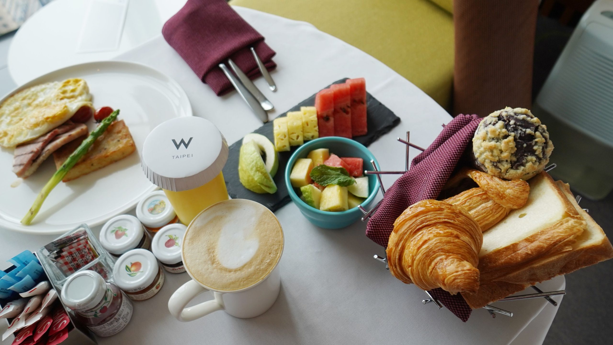台北 W HOTEL 白日夢專案 到飯店吃飽喝足 直接送4000餐飲額度：早餐