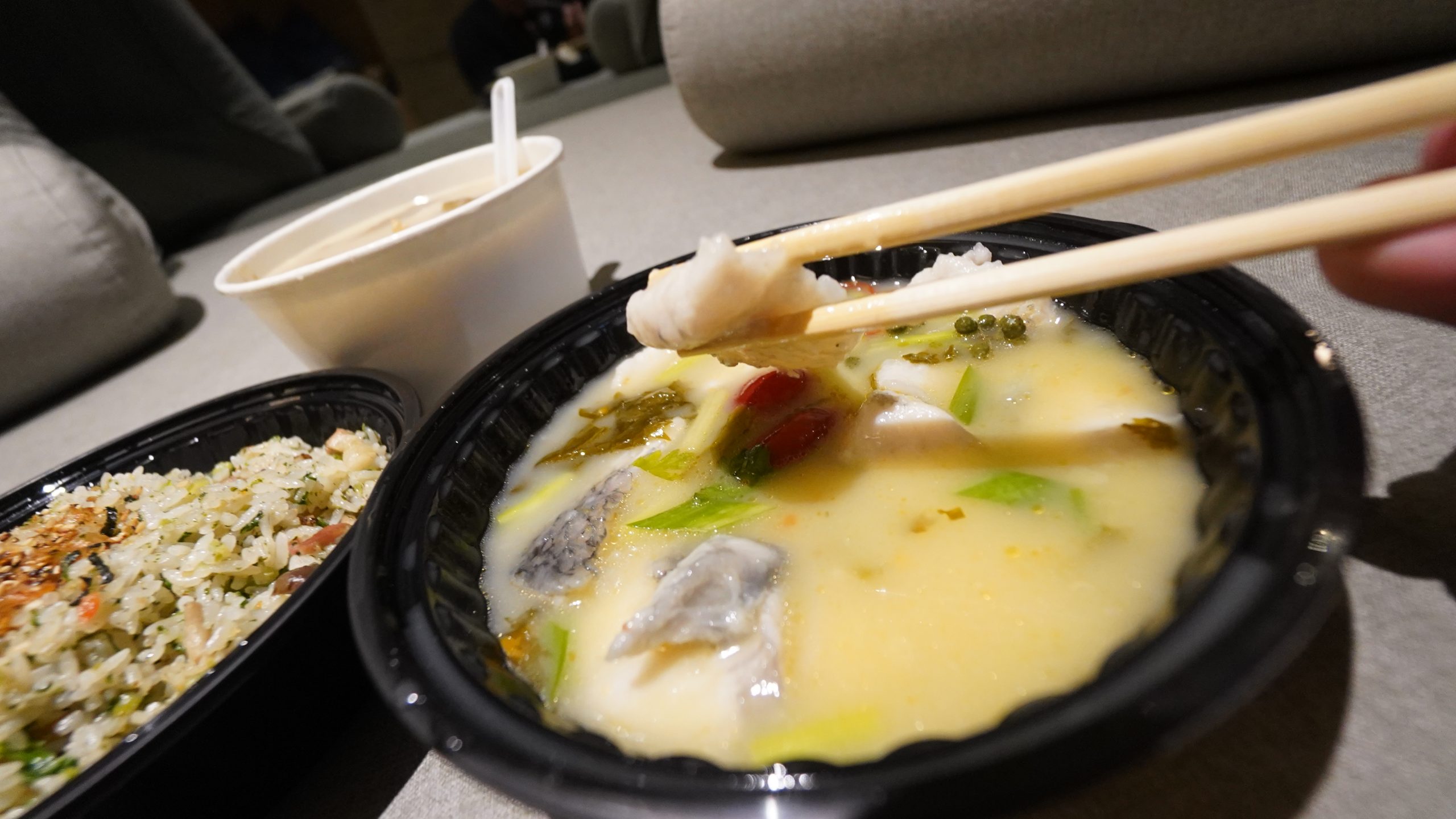 以一個三百塊的酸湯魚，又是飯店提供的水準這樣非常超值，魚片很大，而且調味非常夠