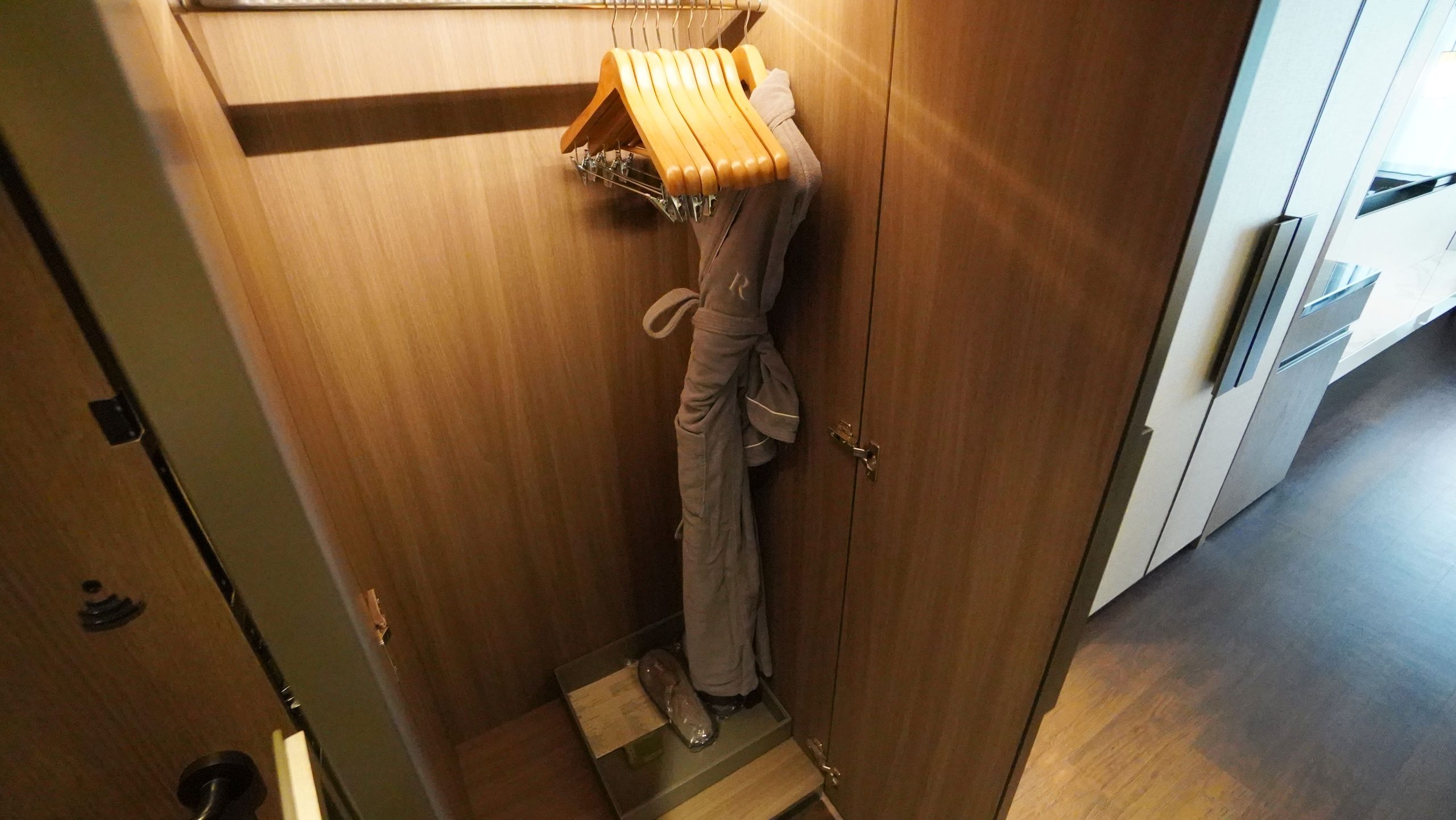 士林萬麗酒店 充滿蝴蝶與玫瑰光影的清奢酒店：落塵區、衣櫥、MINIBAR