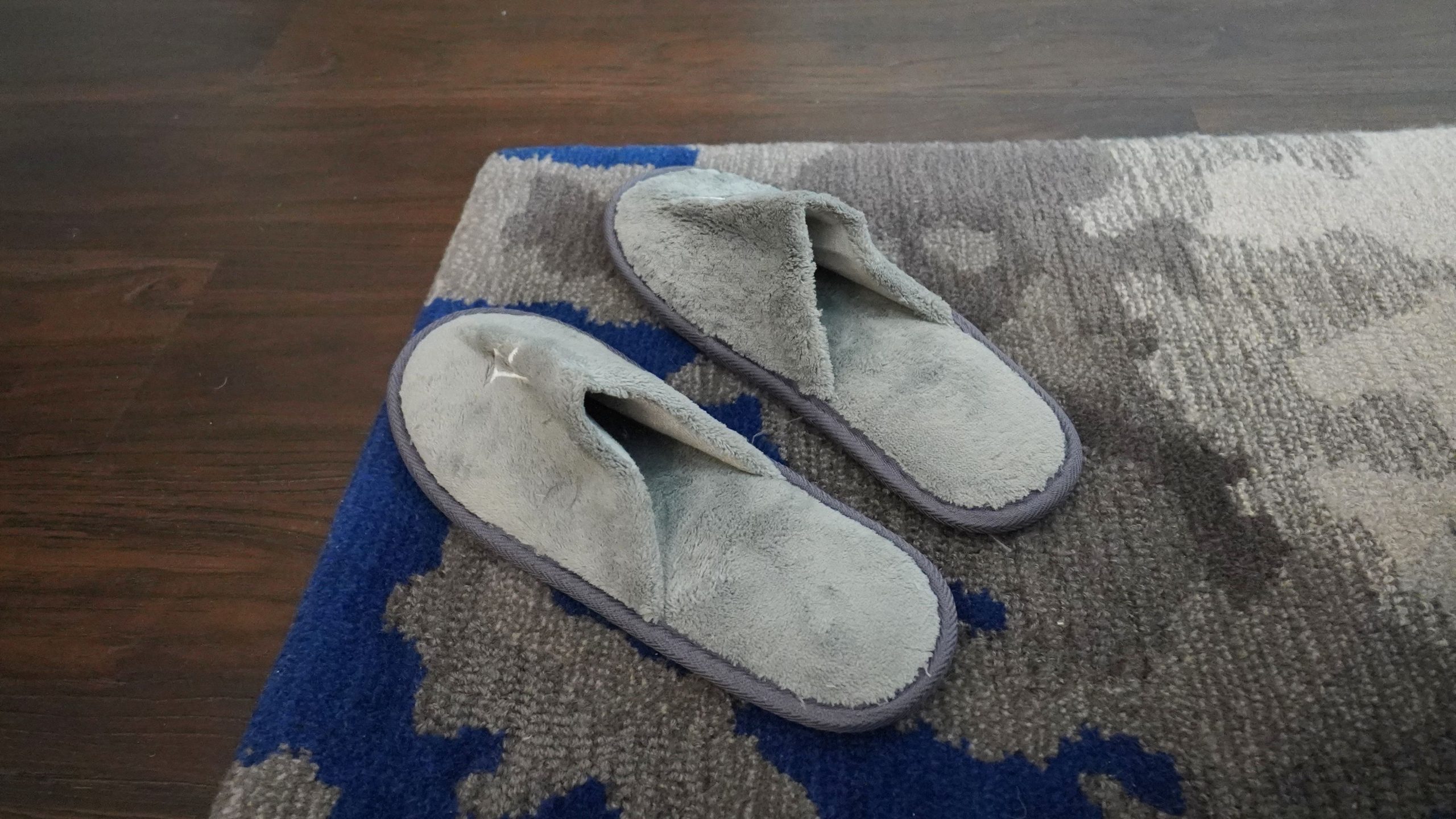 提供的長絨毛拖鞋很舒服