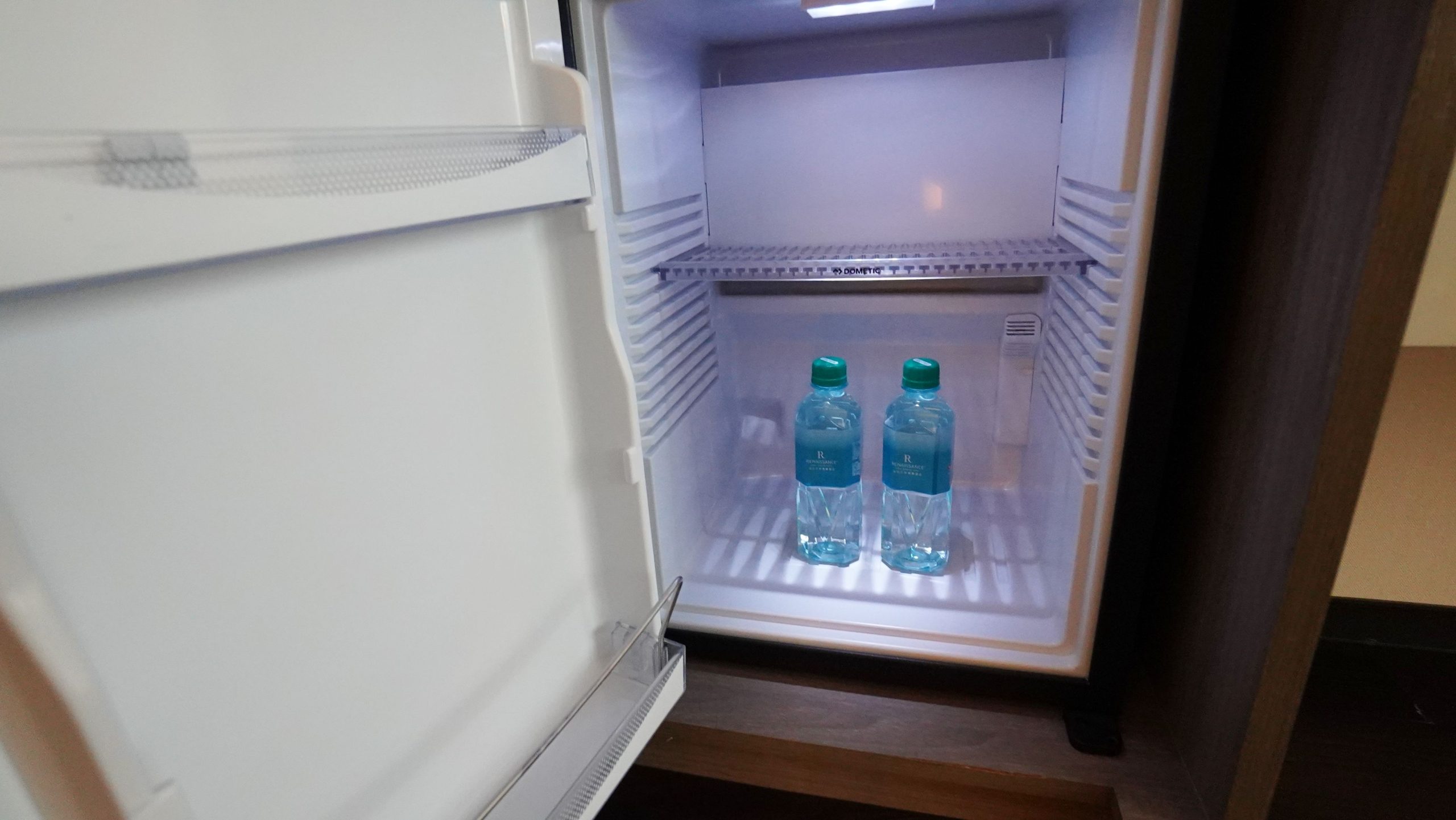 士林萬麗酒店 充滿蝴蝶與玫瑰光影的清奢酒店：落塵區、衣櫥、MINIBAR
