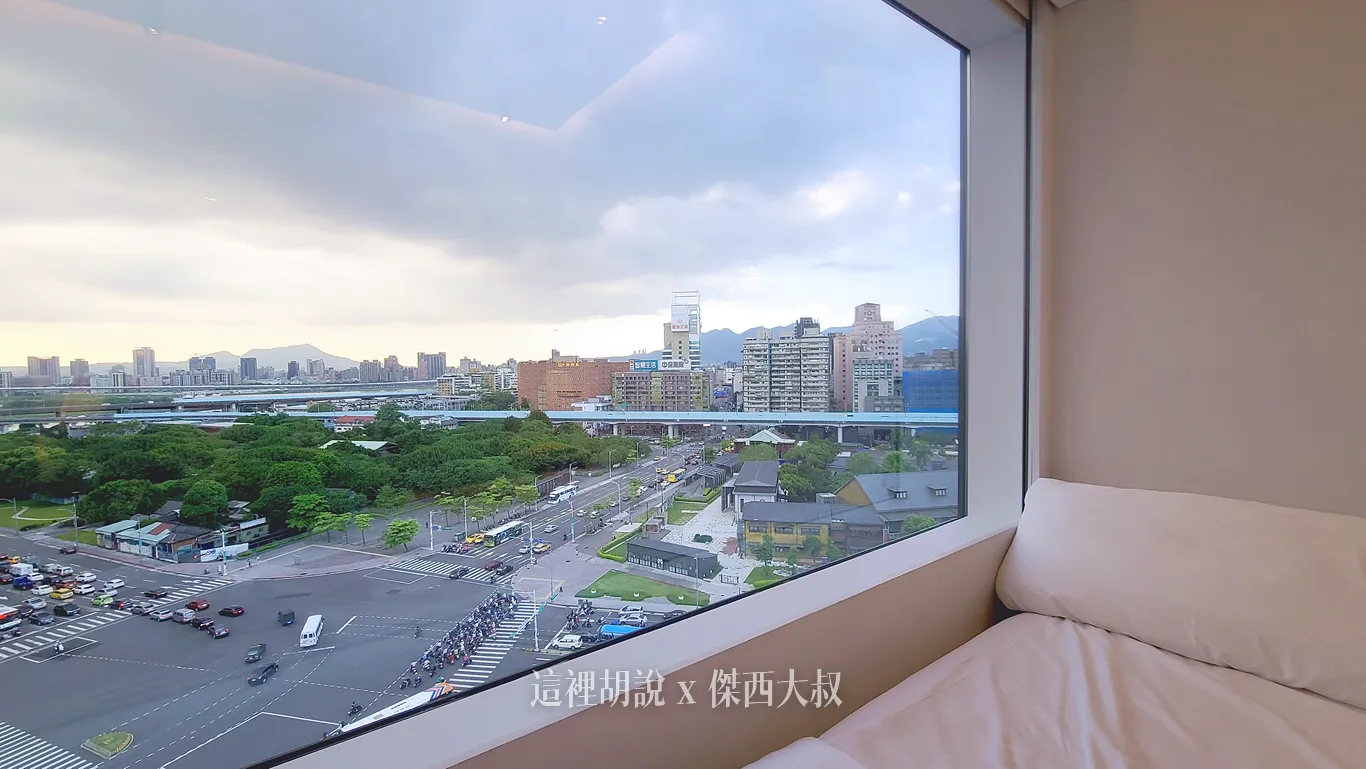 CITIZEN M HOTEL TAIPEI 世民酒店 睡在落地窗前 - 這裡胡說 JL TALKS