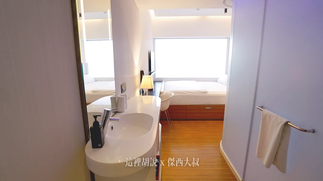 CITIZEN M HOTEL TAIPEI 世民酒店 睡在落地窗前：最旁邊的角間