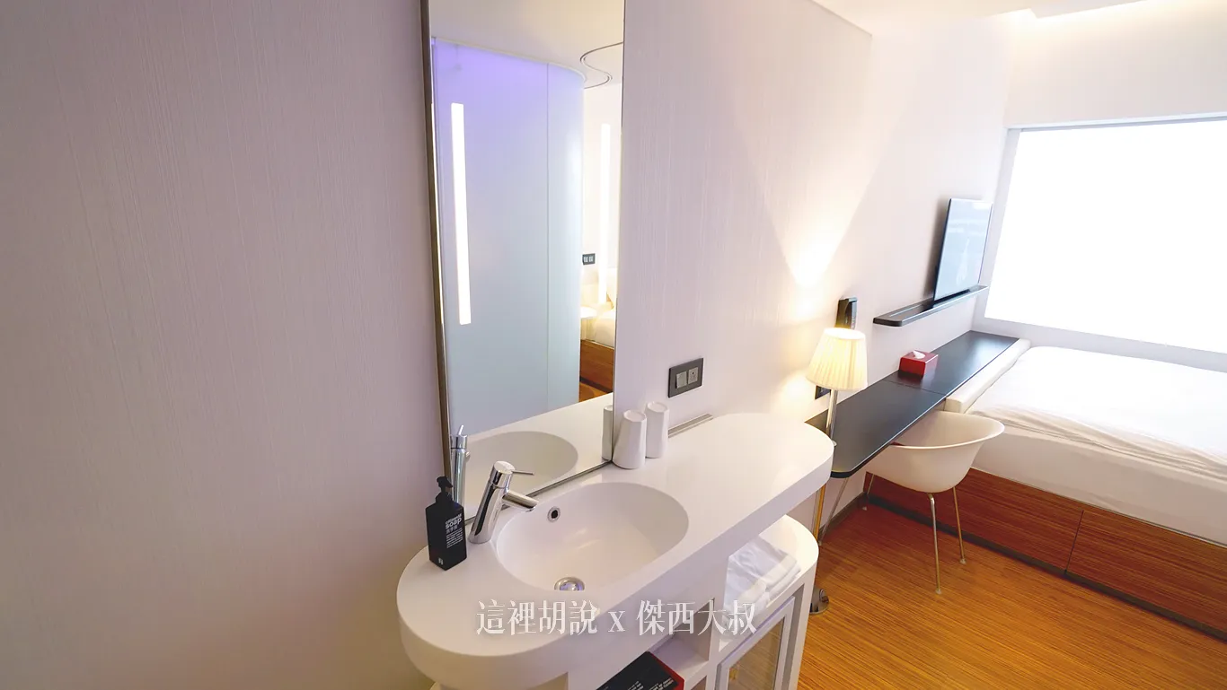 CITIZEN M HOTEL TAIPEI 世民酒店 睡在落地窗前：最旁邊的角間