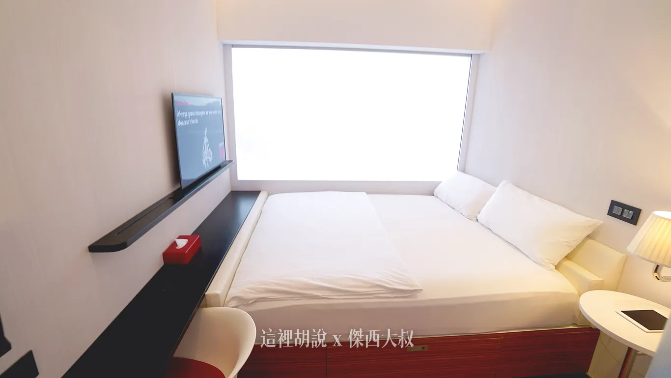 窗戶有兩層一個是紗簾（現在打開這樣）遮光簾
