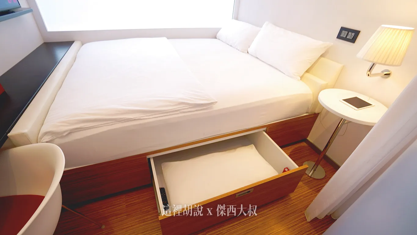 CITIZEN M HOTEL TAIPEI 世民酒店 睡在落地窗前：最旁邊的角間