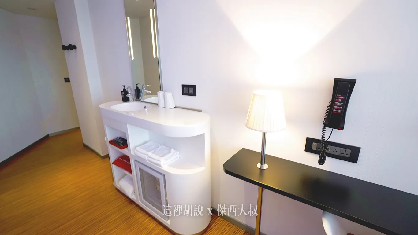 CITIZEN M HOTEL TAIPEI 世民酒店 睡在落地窗前：最旁邊的角間