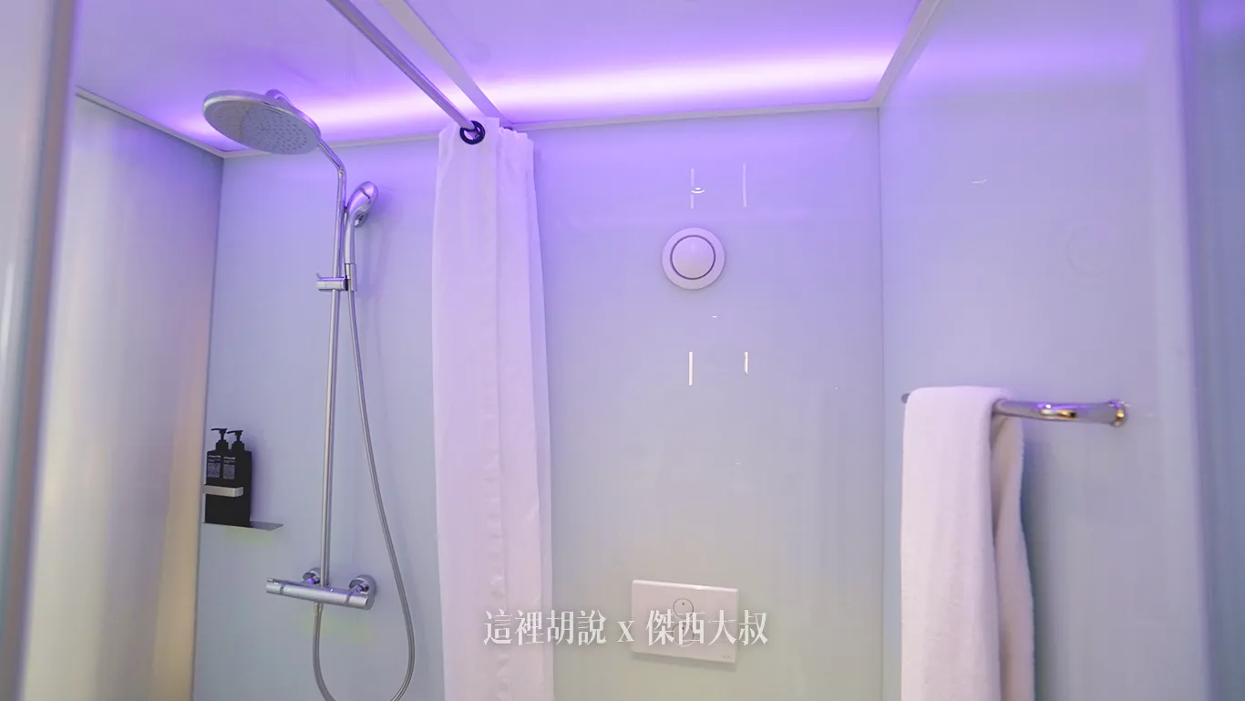 CITIZEN M HOTEL TAIPEI 世民酒店 睡在落地窗前：最旁邊的角間