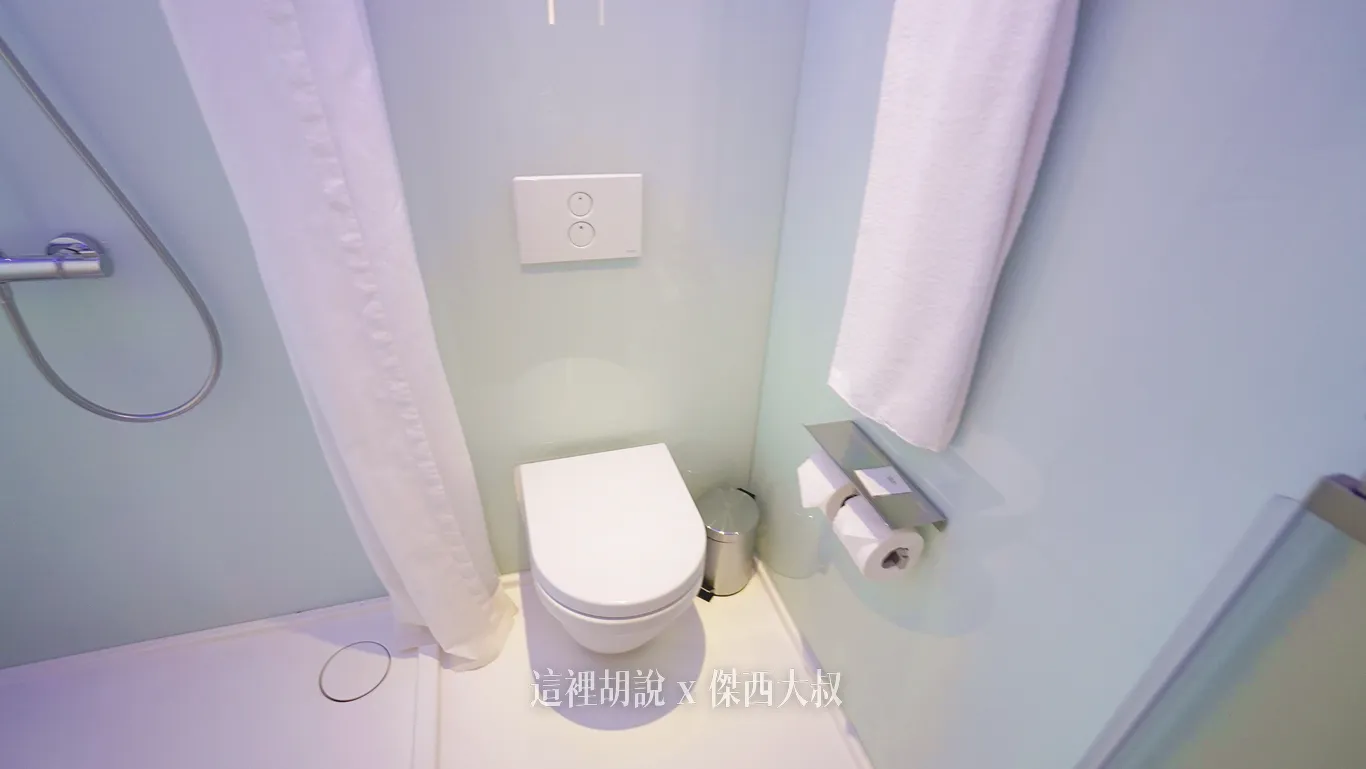 CITIZEN M HOTEL TAIPEI 世民酒店 睡在落地窗前：最旁邊的角間