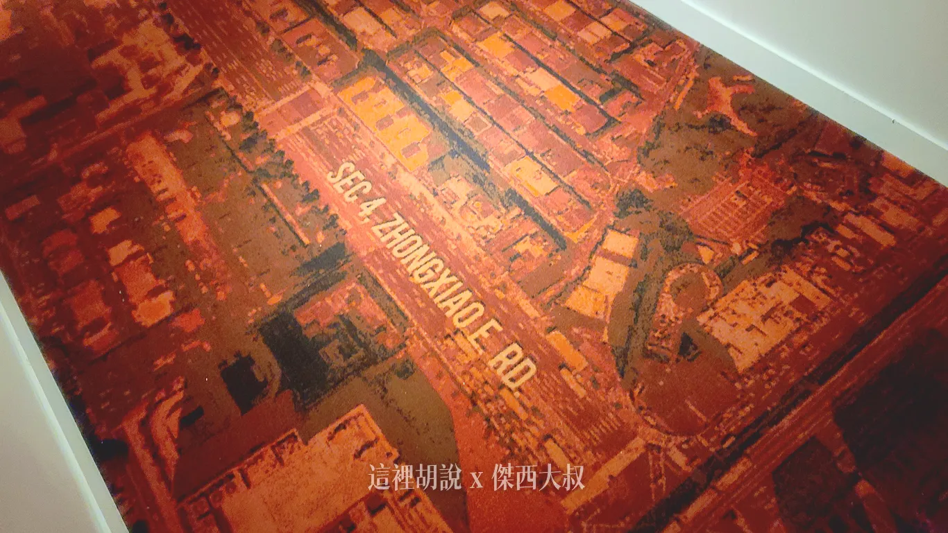CITIZEN M HOTEL TAIPEI 世民酒店 睡在落地窗前：地毯設計
