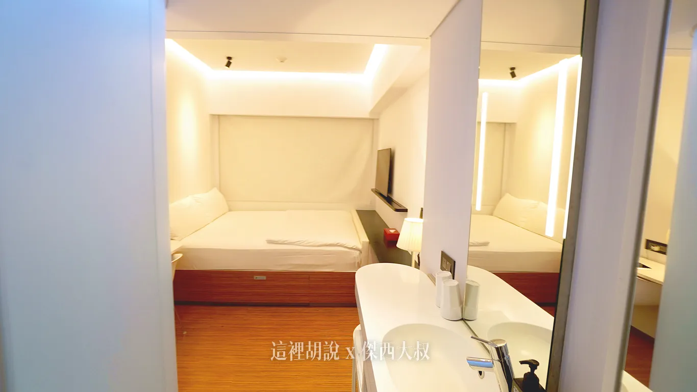 CITIZEN M HOTEL TAIPEI 世民酒店 睡在落地窗前：另外一間標準房型