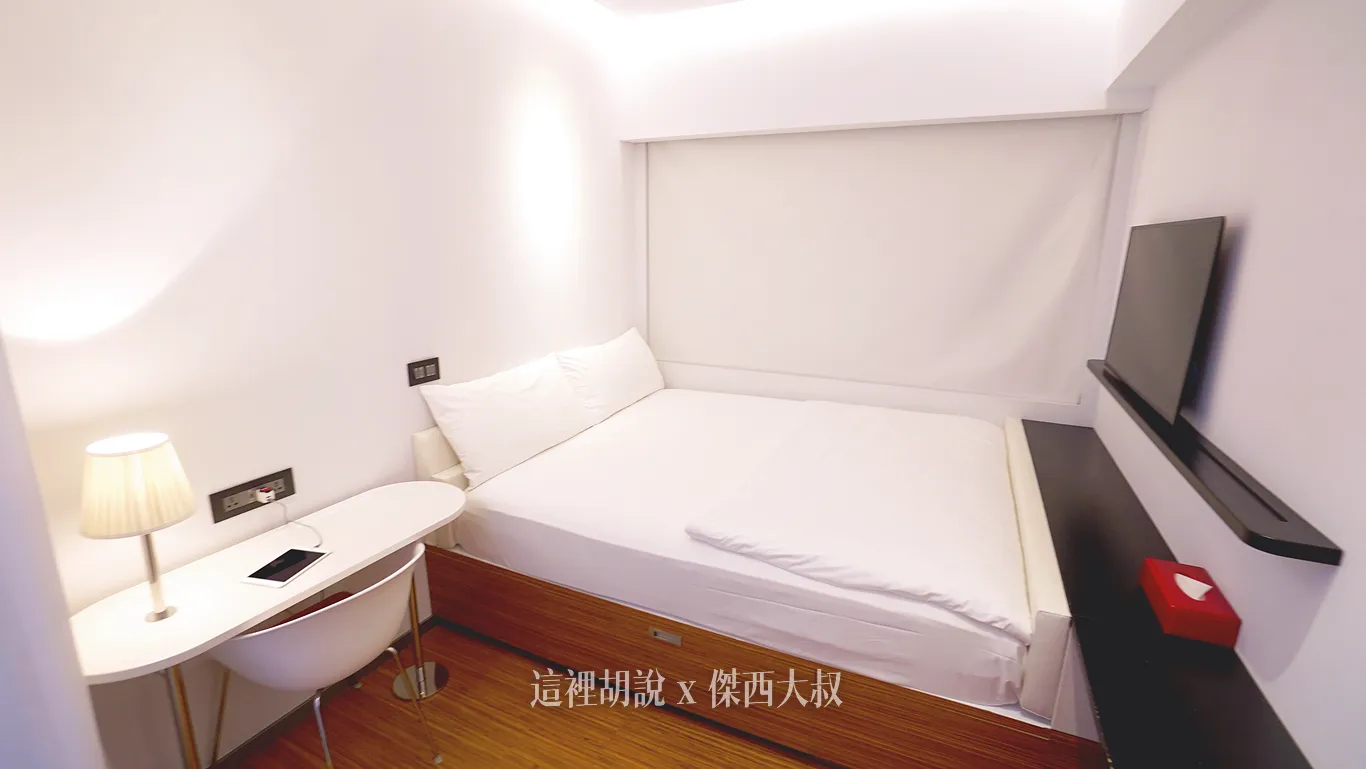 CITIZEN M HOTEL TAIPEI 世民酒店 睡在落地窗前：另外一間標準房型