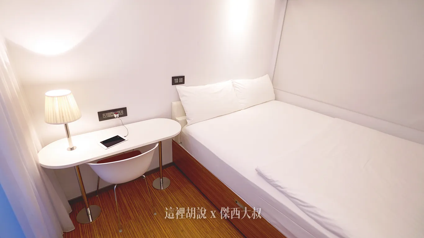 多了左側的這個書桌，至少這個桌子的工作空間稍稍大