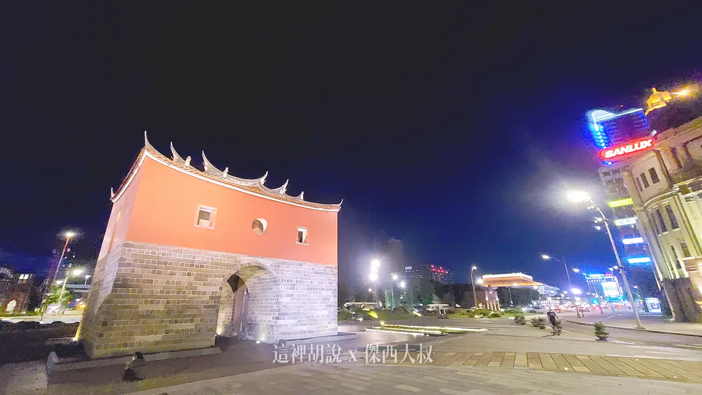 CITIZEN M HOTEL TAIPEI 世民酒店 睡在落地窗前：北門的夜景