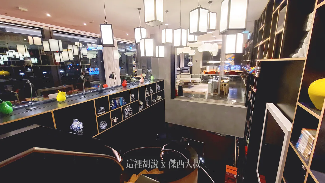 CITIZEN M HOTEL TAIPEI 世民酒店 睡在落地窗前：大廳的二樓開放空間