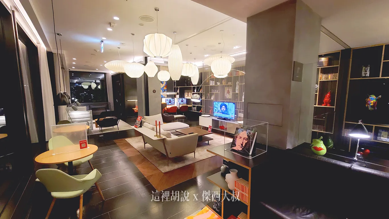 CITIZEN M HOTEL TAIPEI 世民酒店 睡在落地窗前：大廳的二樓開放空間