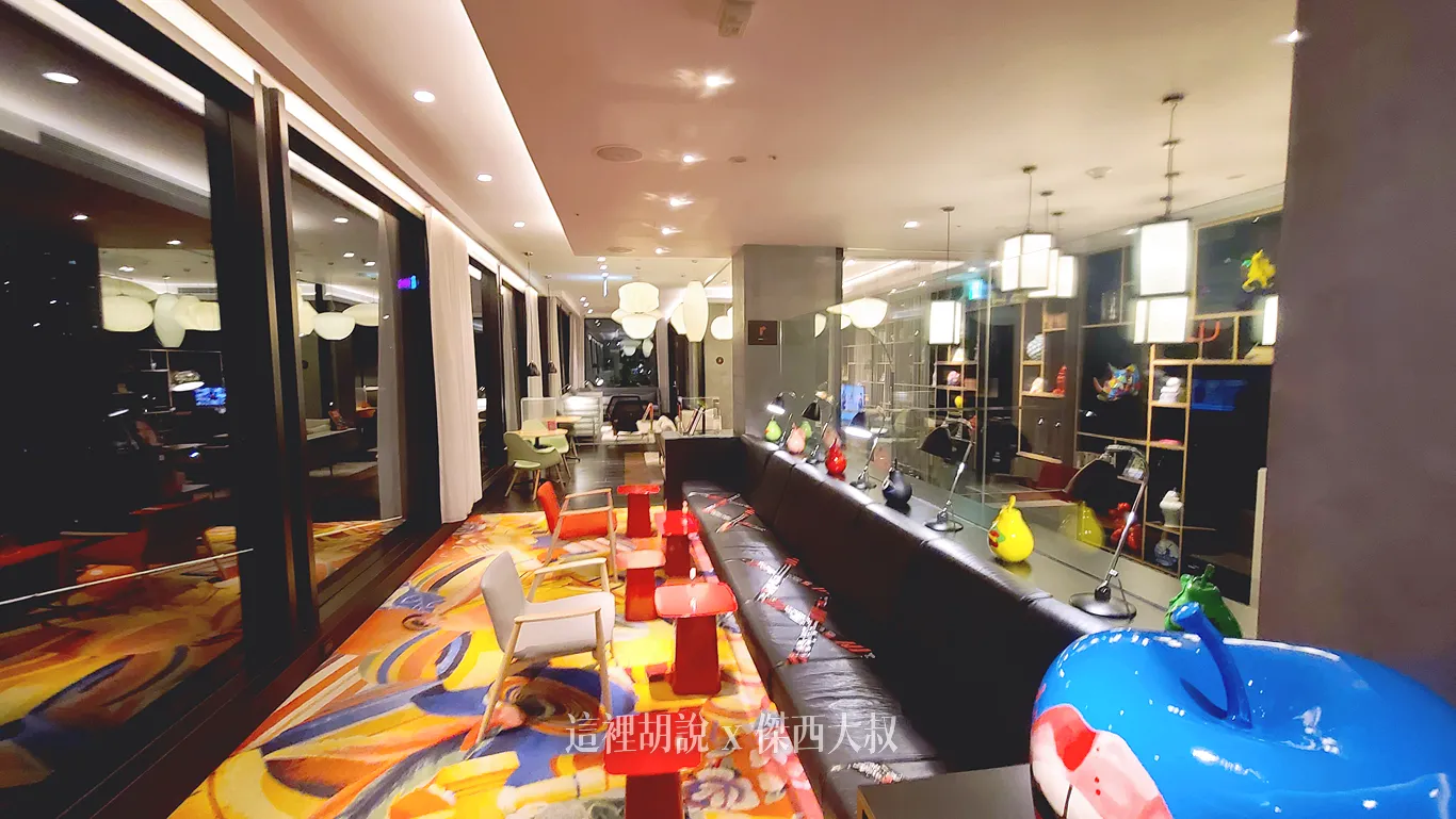 CITIZEN M HOTEL TAIPEI 世民酒店 睡在落地窗前：大廳的二樓開放空間