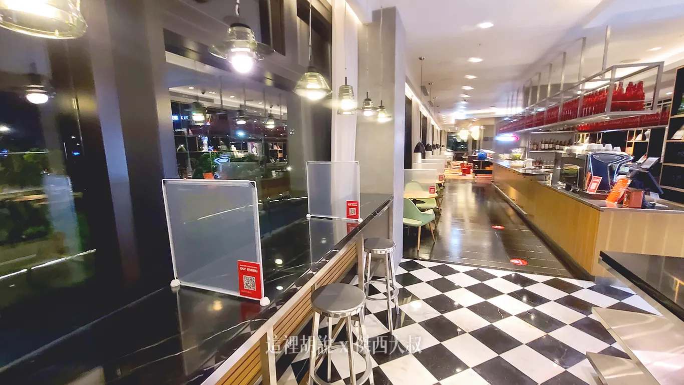 CITIZEN M HOTEL TAIPEI 世民酒店 睡在落地窗前：大廳的二樓開放空間