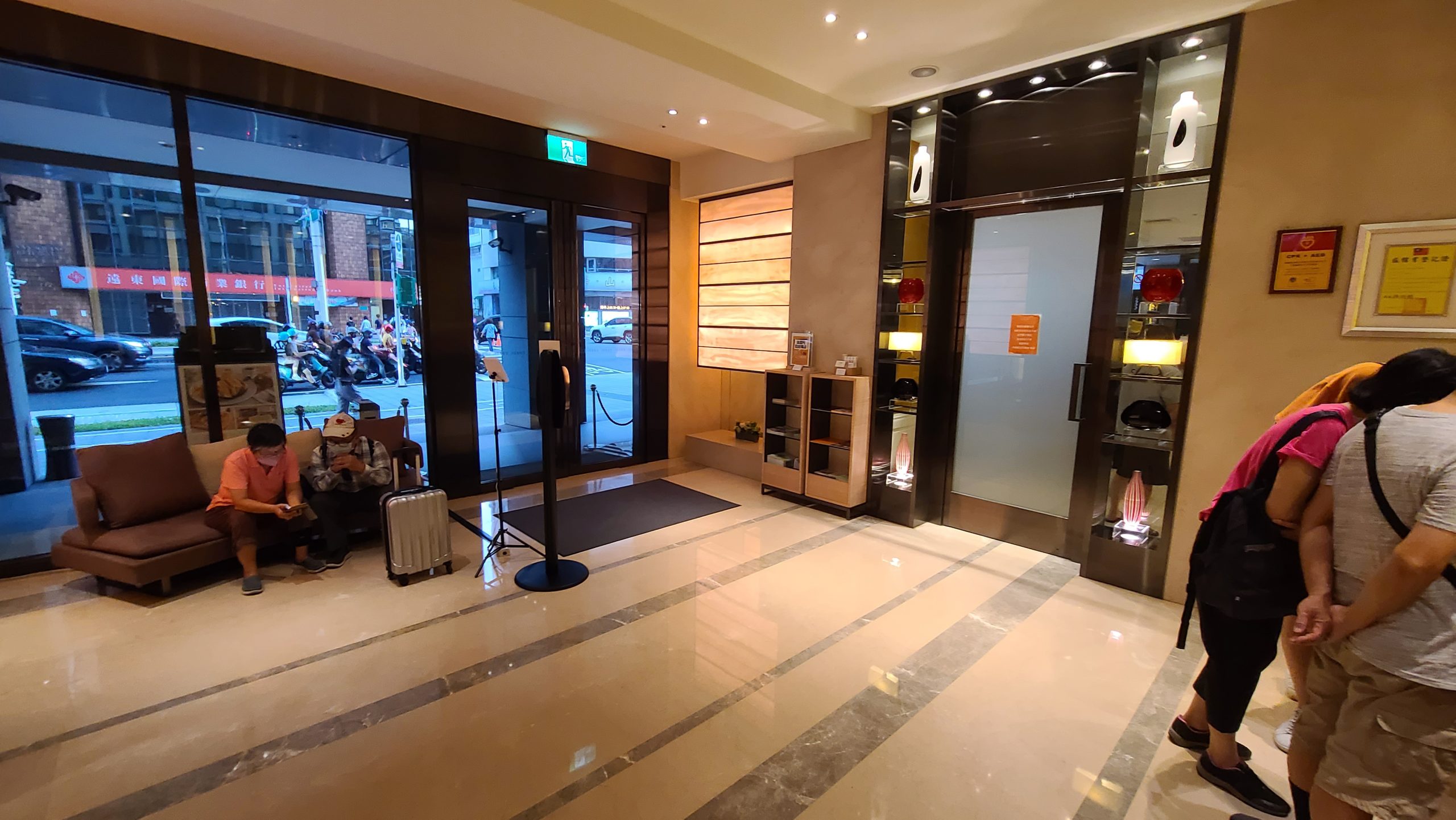 相較於其他大型飯，和逸走的是比較小型像是日本商務旅館那種設定，大廳不大