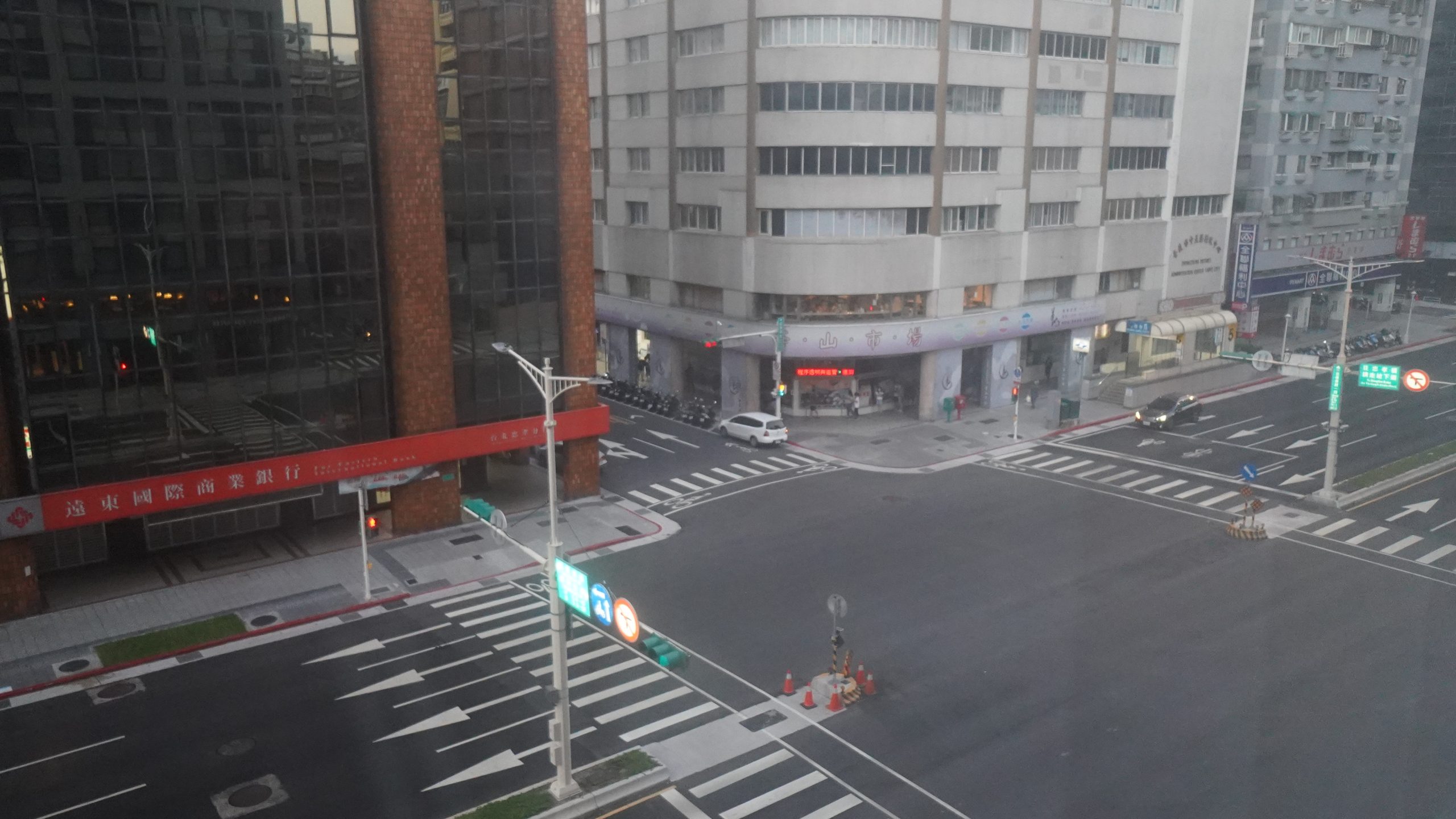 這個落地窗可以完整看到對面阜杭豆漿的排隊狀況
