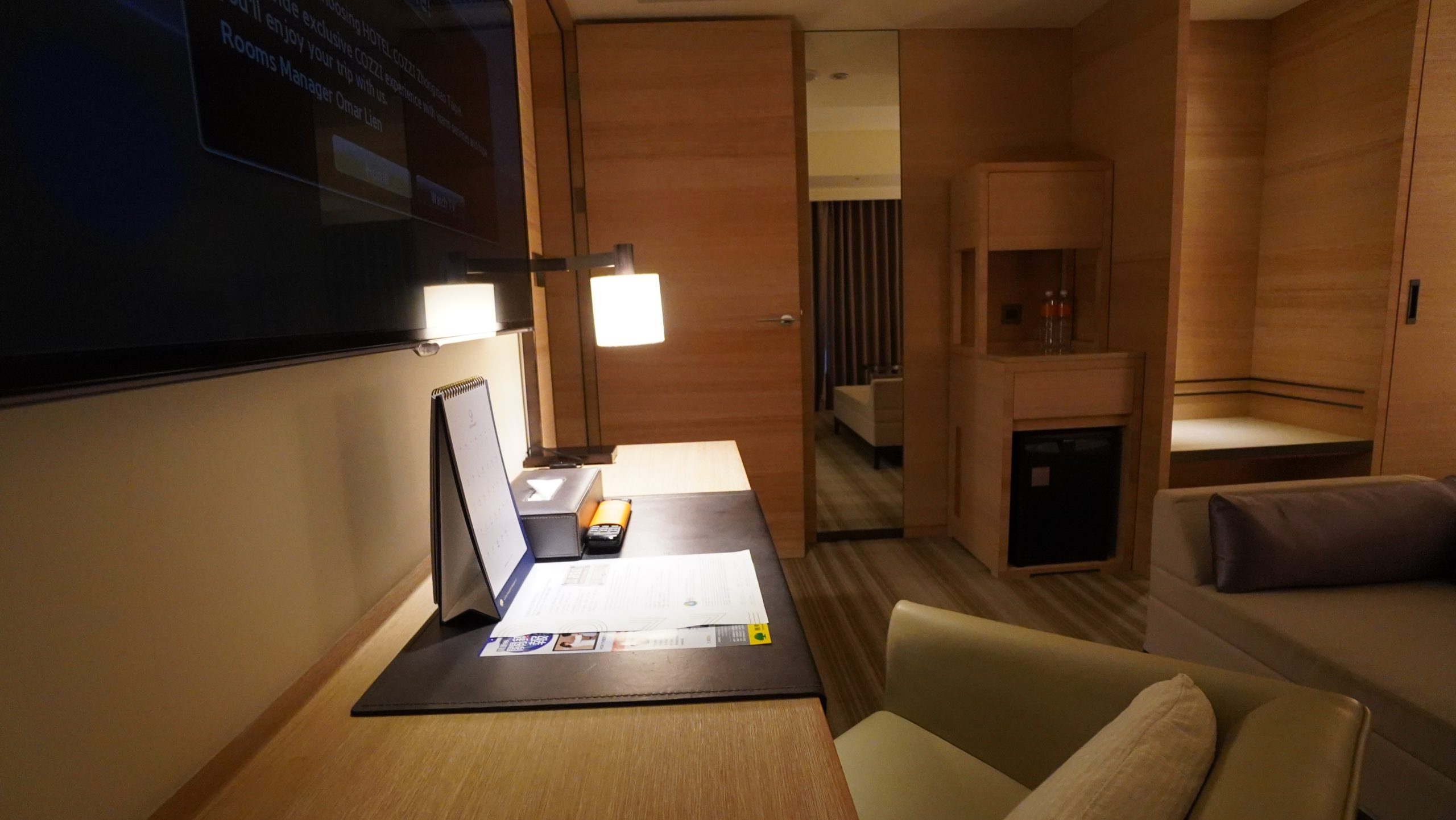 和逸飯店 Cozzi Hotel 忠孝館 - 設計跟服務很像日系商務酒店 善導寺站：書桌
