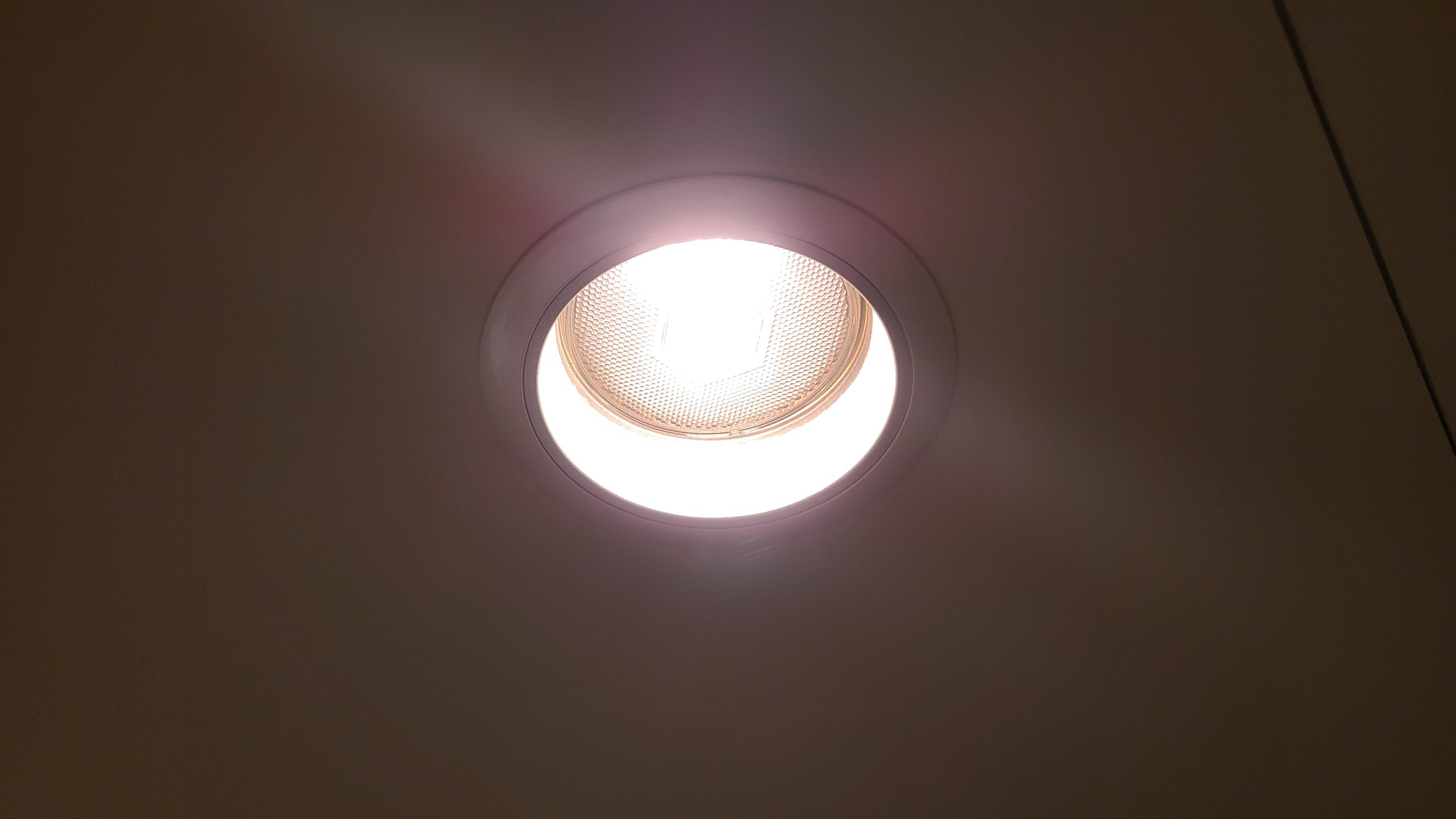 比較少見的在浴室有暖燈，是常見的飛利浦暖燈