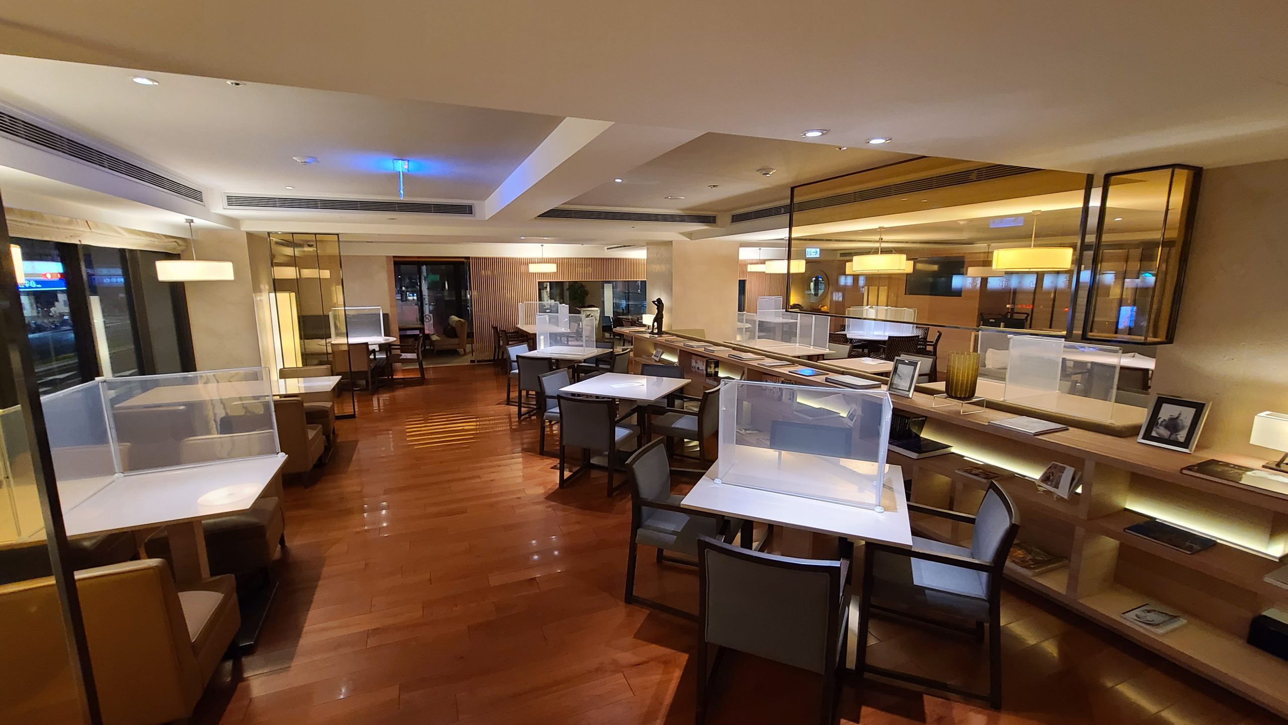 和逸飯店 Cozzi Hotel 忠孝館 - 設計跟服務很像日系商務酒店 善導寺站：交誼空間 / 2F Lounge