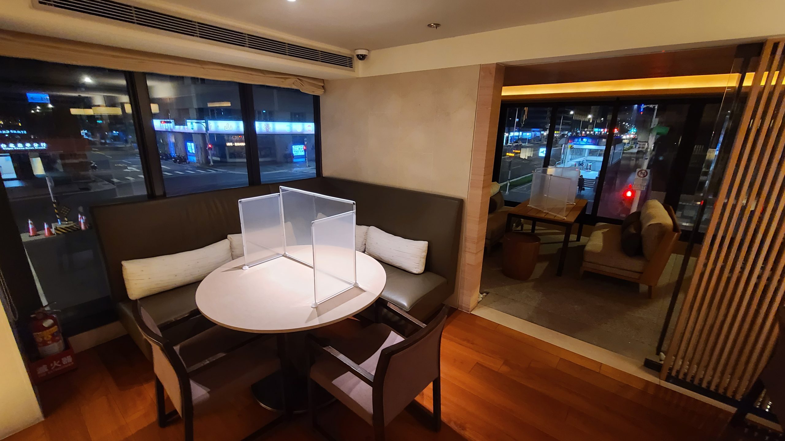和逸飯店 Cozzi Hotel 忠孝館 - 設計跟服務很像日系商務酒店 善導寺站：交誼空間 / 2F Lounge