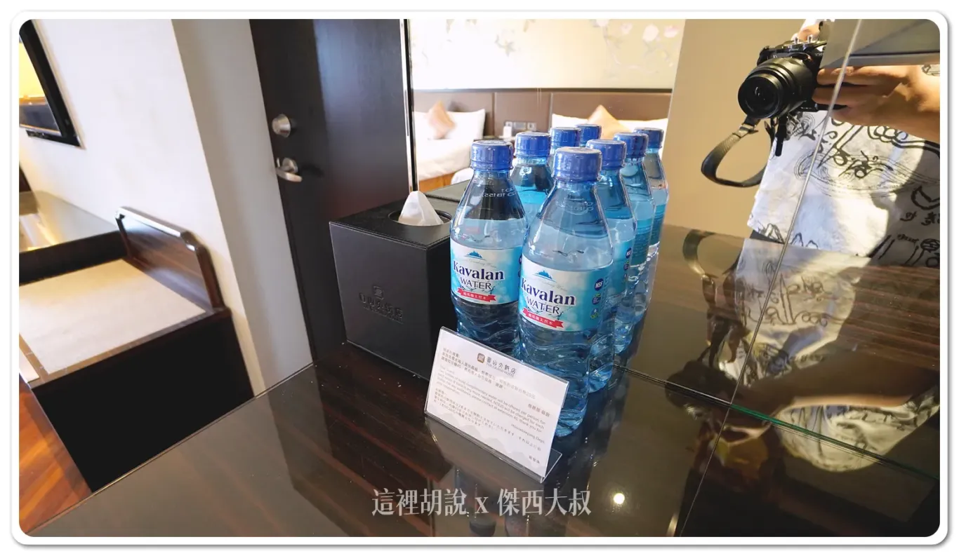 直接提供了四瓶水