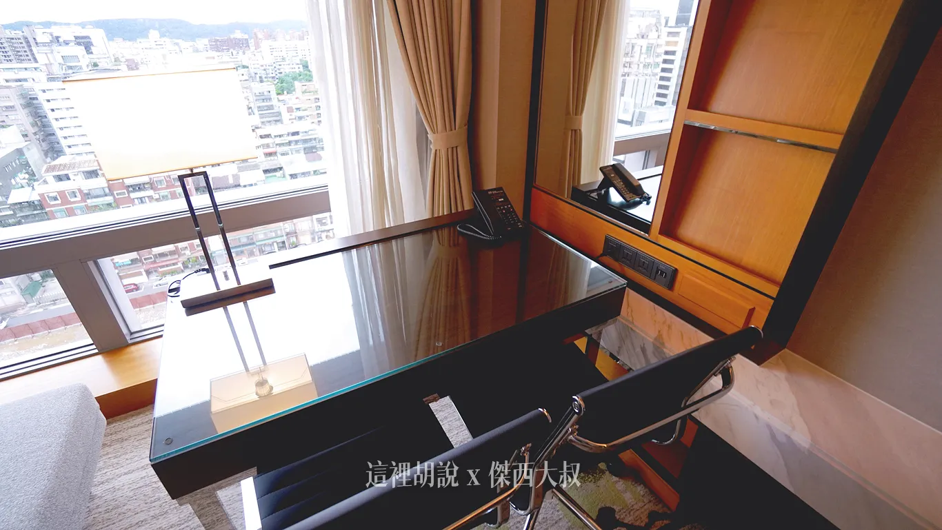 JR 東日本大飯店 日系外加三把金鑰匙的精緻服務：衣櫥，MINI BAR跟書桌