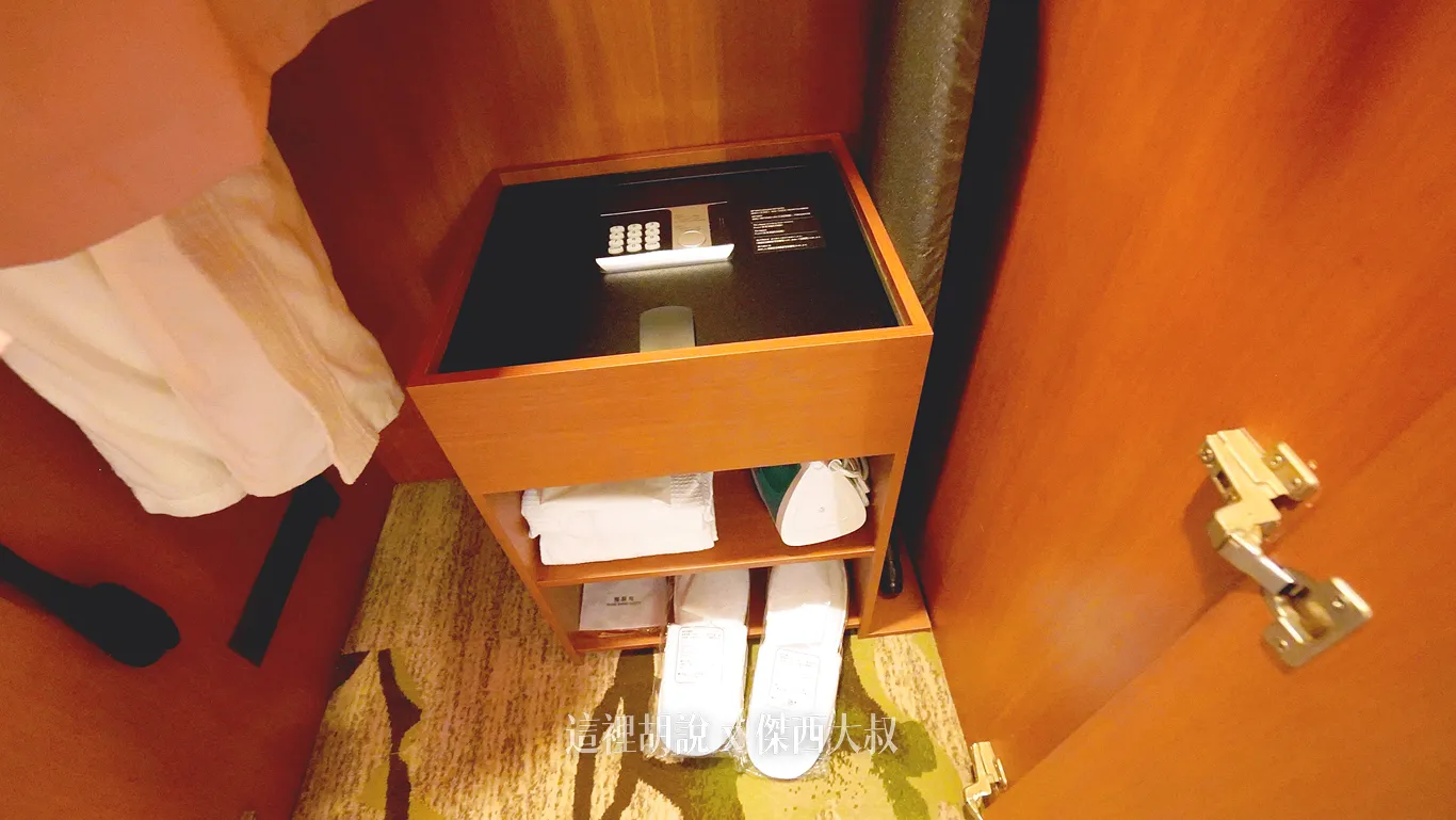 JR 東日本大飯店 日系外加三把金鑰匙的精緻服務：衣櫥，MINI BAR跟書桌