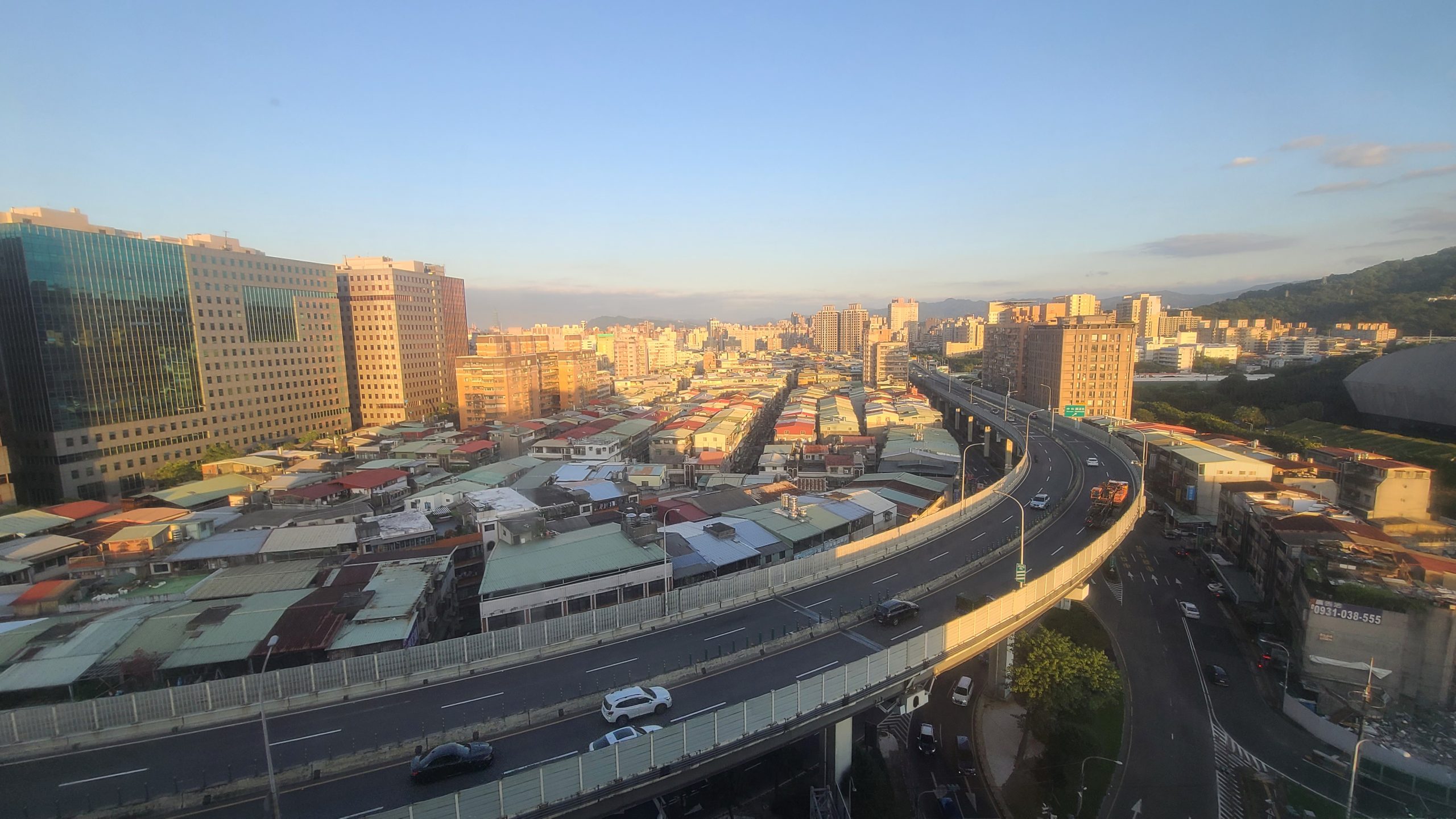我住的是靠64快速道路這一面，飯店本身有雙層玻璃，所以還算蠻安靜的
