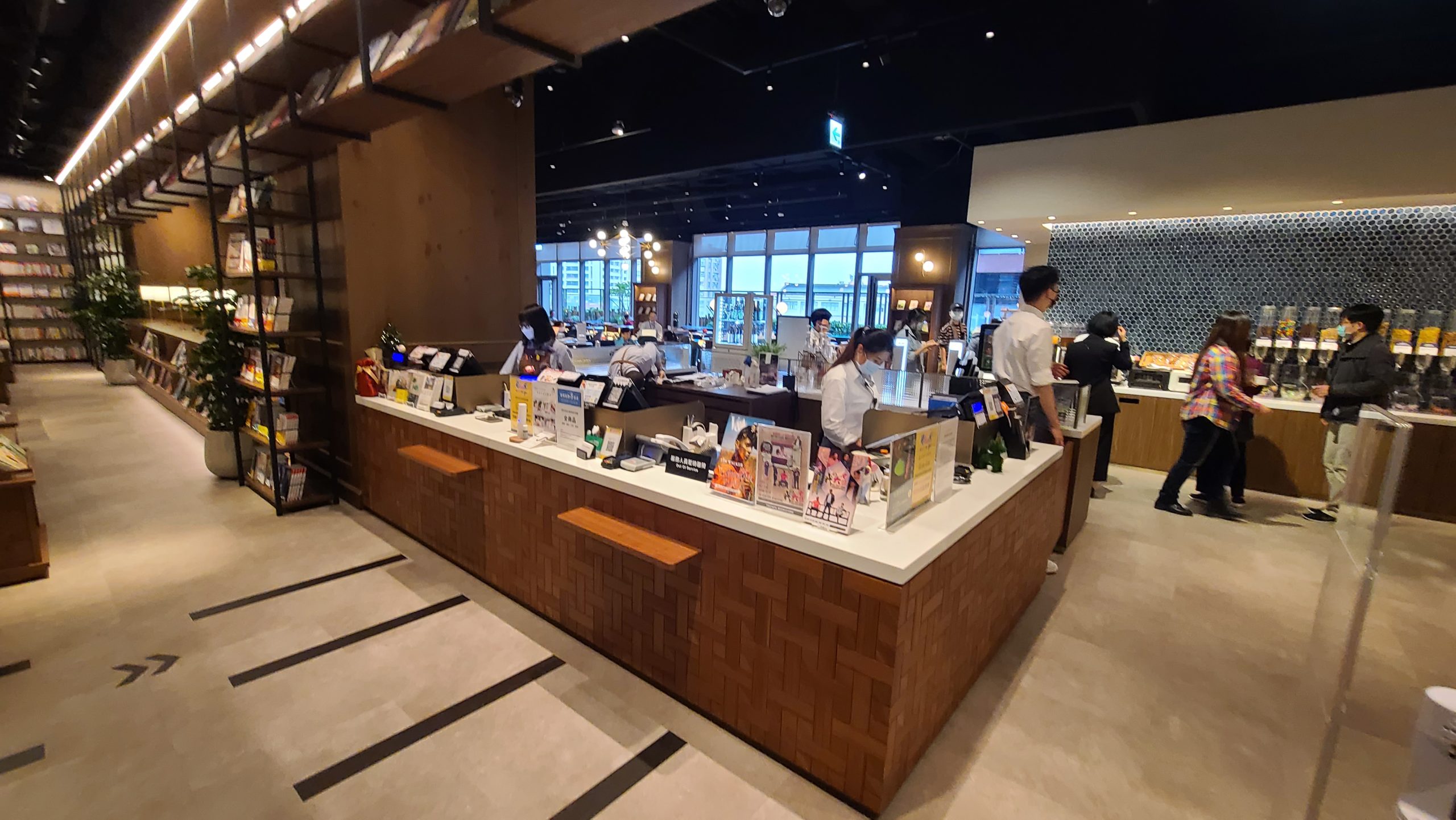 跟櫃臺右側的妹妹說我要使用SHARE LOUNGE