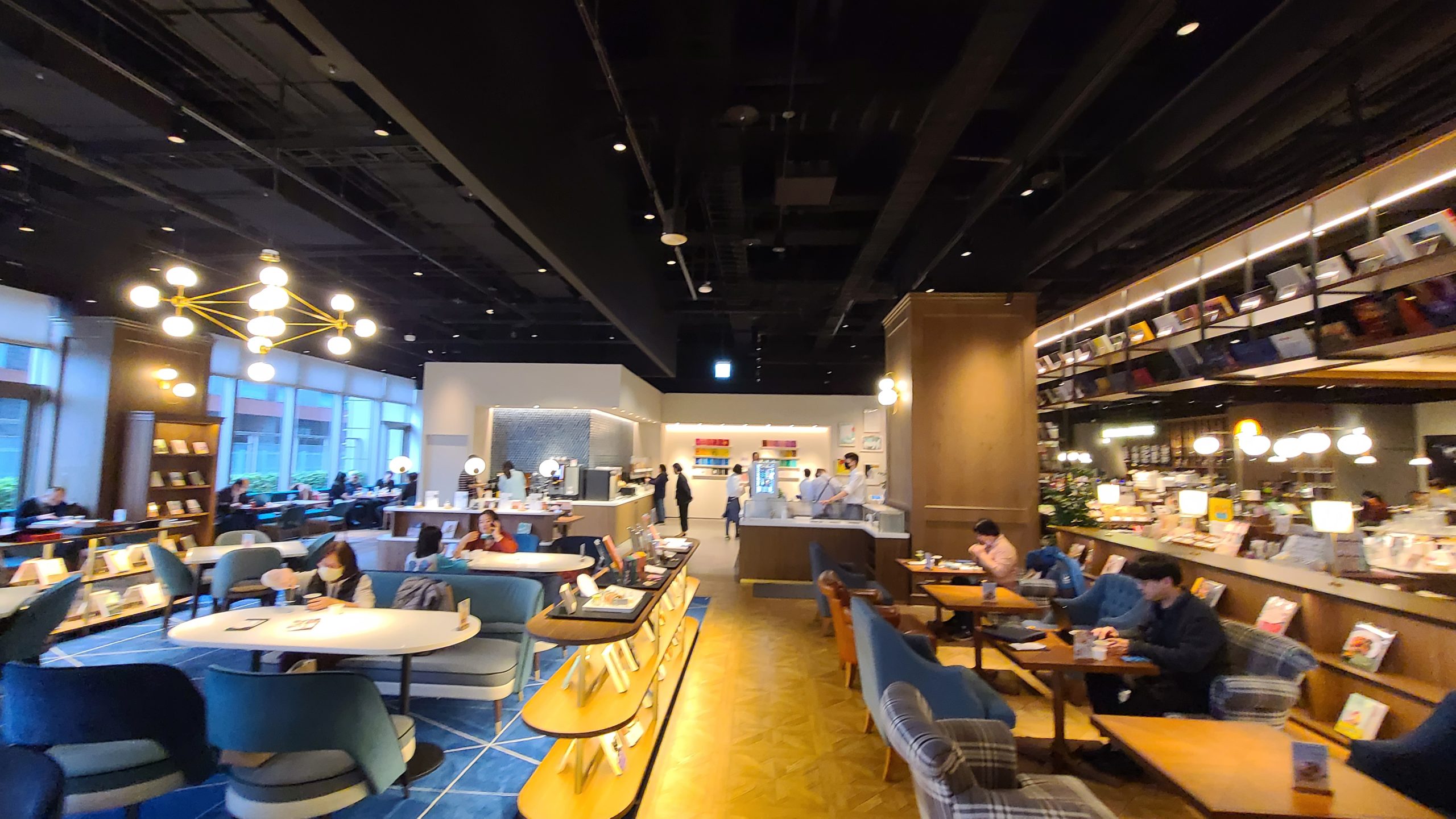 蔦屋書店行動辨公室 松山車站SAHRE LOUNGE：座位區域