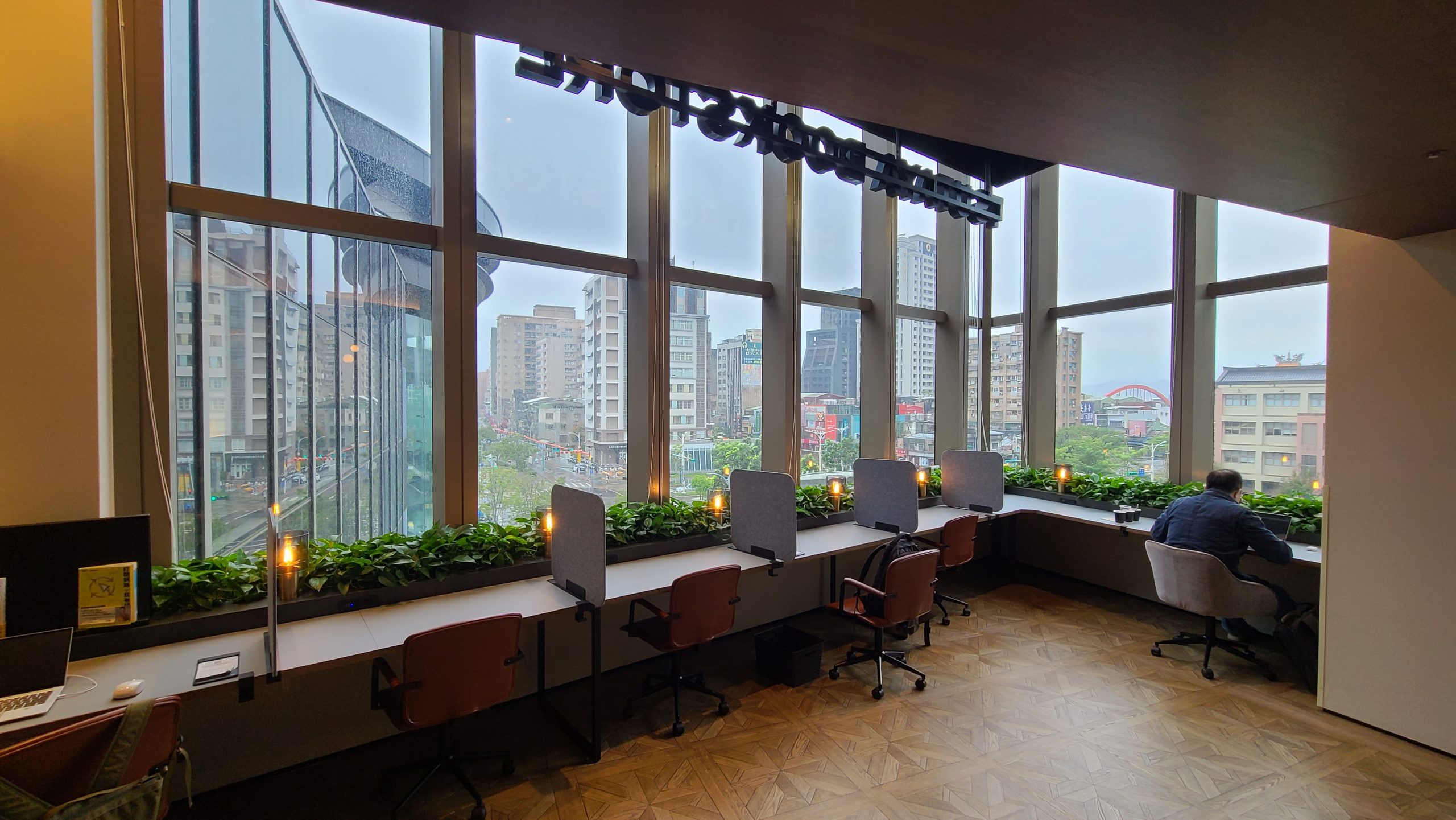 蔦屋書店行動辨公室 松山車站SAHRE LOUNGE：座位區域