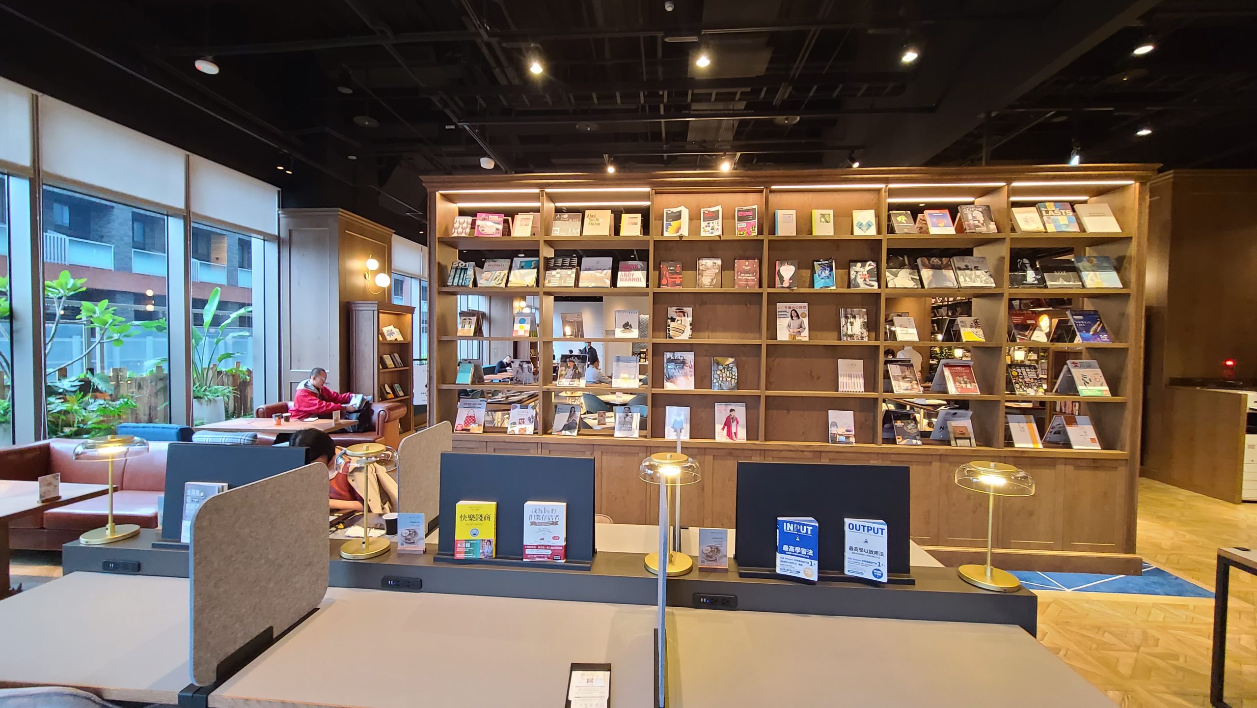 蔦屋書店行動辨公室 松山車站SAHRE LOUNGE：座位區域