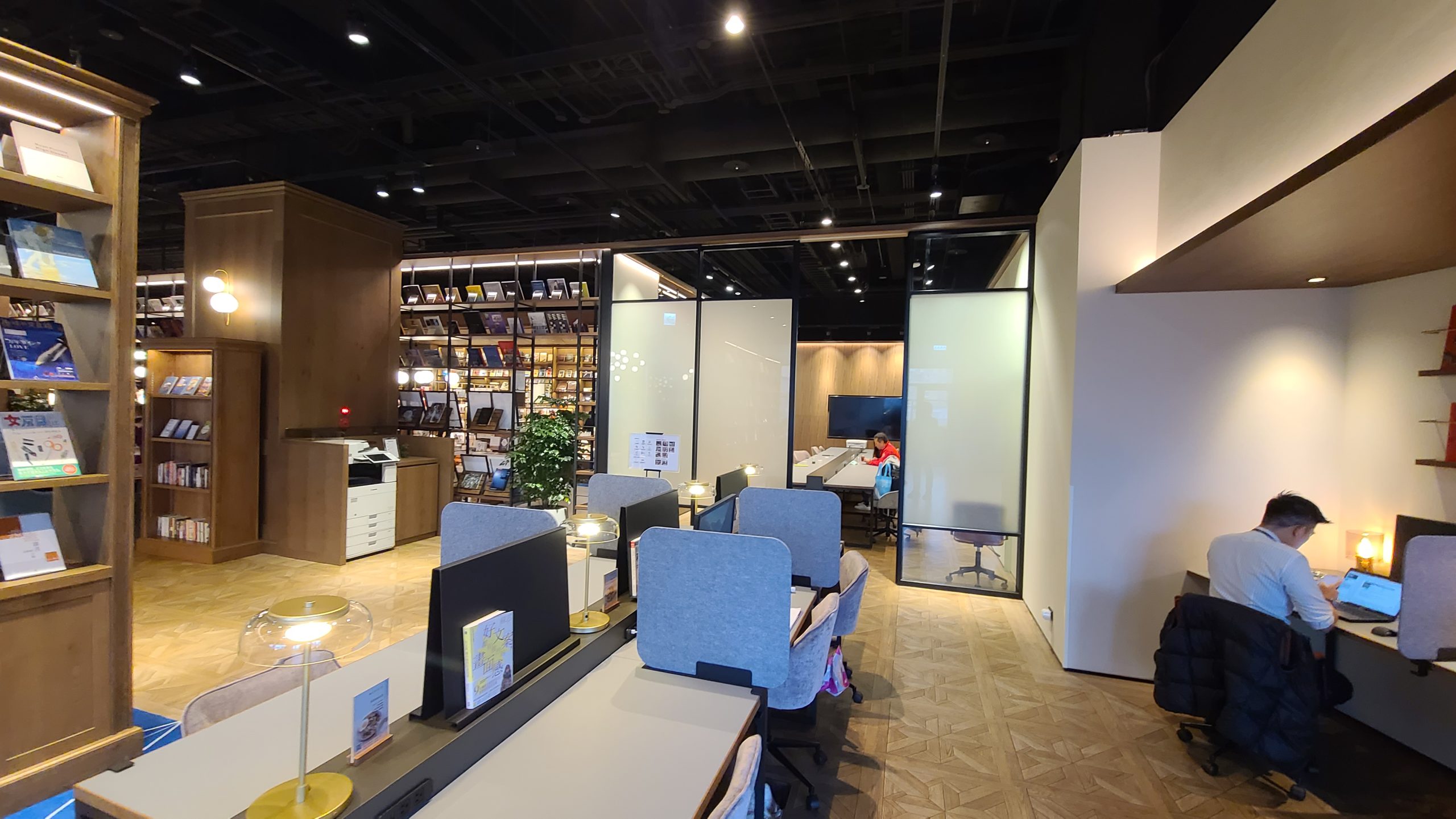 蔦屋書店行動辨公室 松山車站SAHRE LOUNGE：座位區域