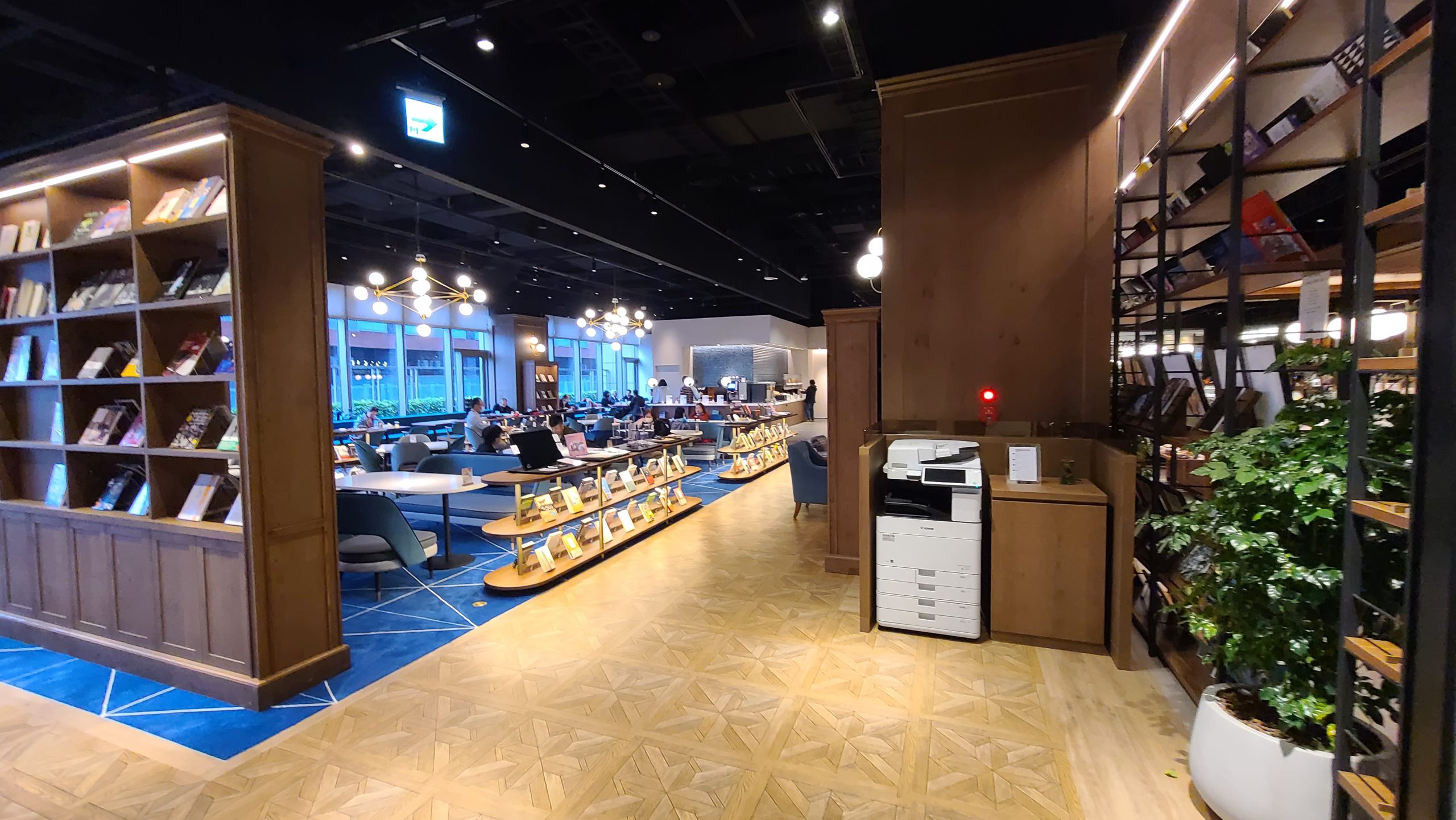 蔦屋書店行動辨公室 松山車站SAHRE LOUNGE：座位區域