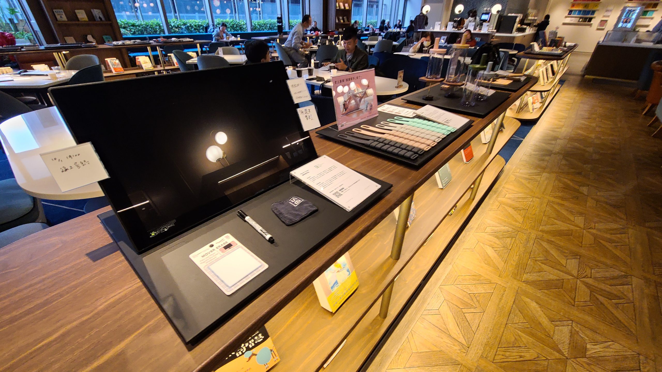 現場還有一些幕資商品的展示