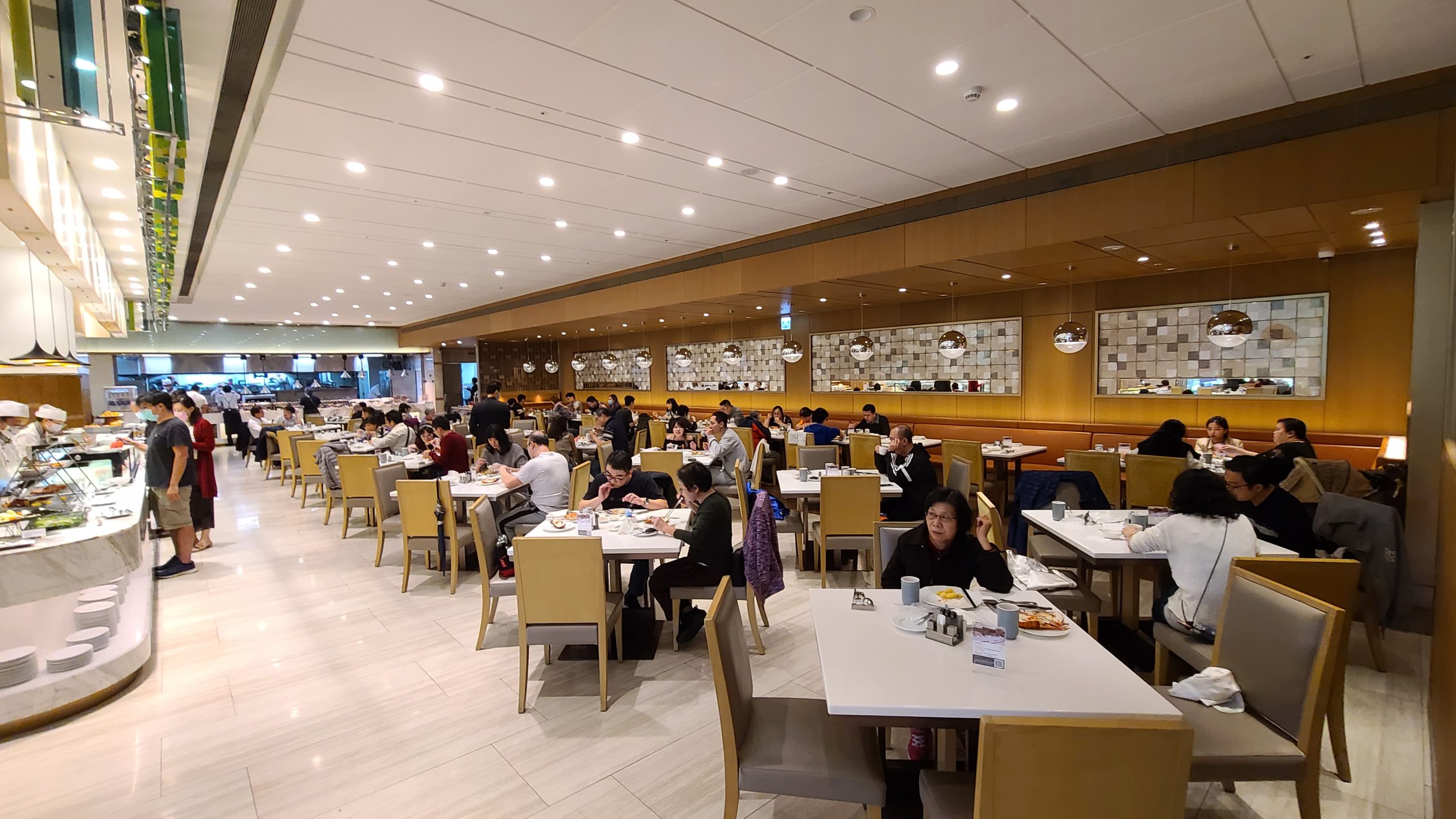 平常日中午就超多人了,可見大家真的很愛吃海鮮 平常日中午就超多人了,可見大家真的很愛吃海鮮