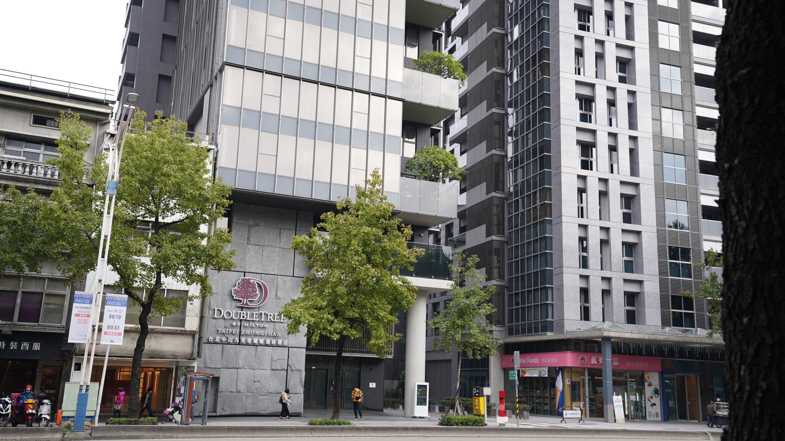 台北中山：九昱希爾頓逸林酒店 DoubleTree by Hilton Taipei Zhongshan 想把這組TOTO花灑搬回家：飯店外觀位置
