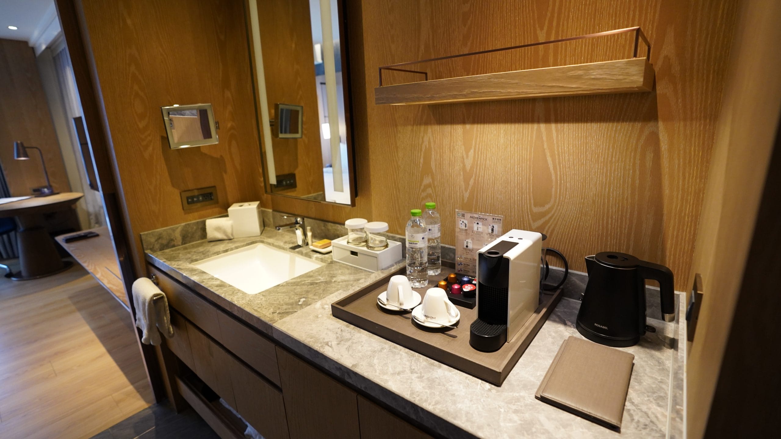台北中山：九昱希爾頓逸林酒店 DoubleTree by Hilton Taipei Zhongshan 想把這組TOTO花灑搬回家：洗手台/MINIBAR